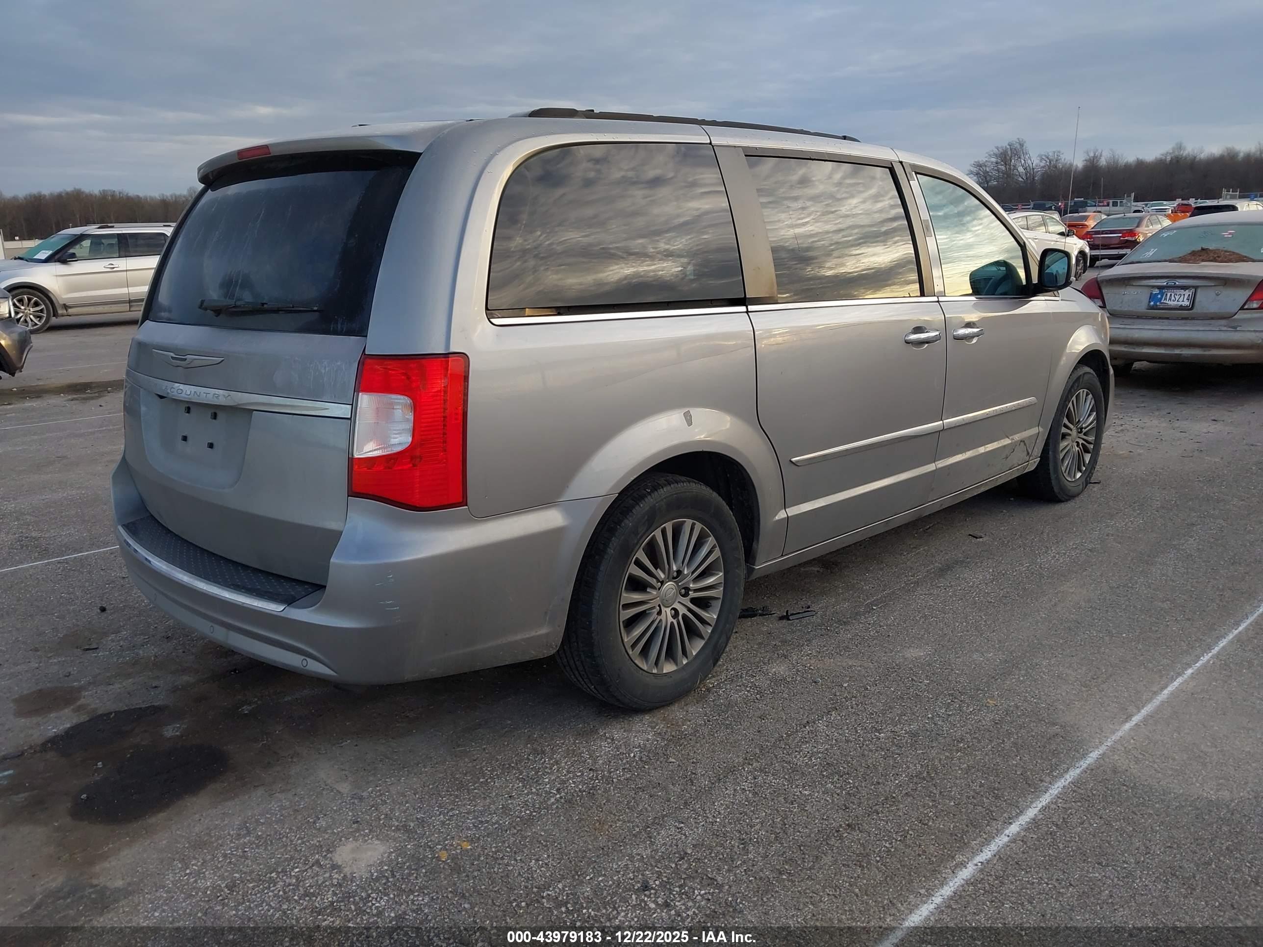 CHRYSLER TOWN image 4