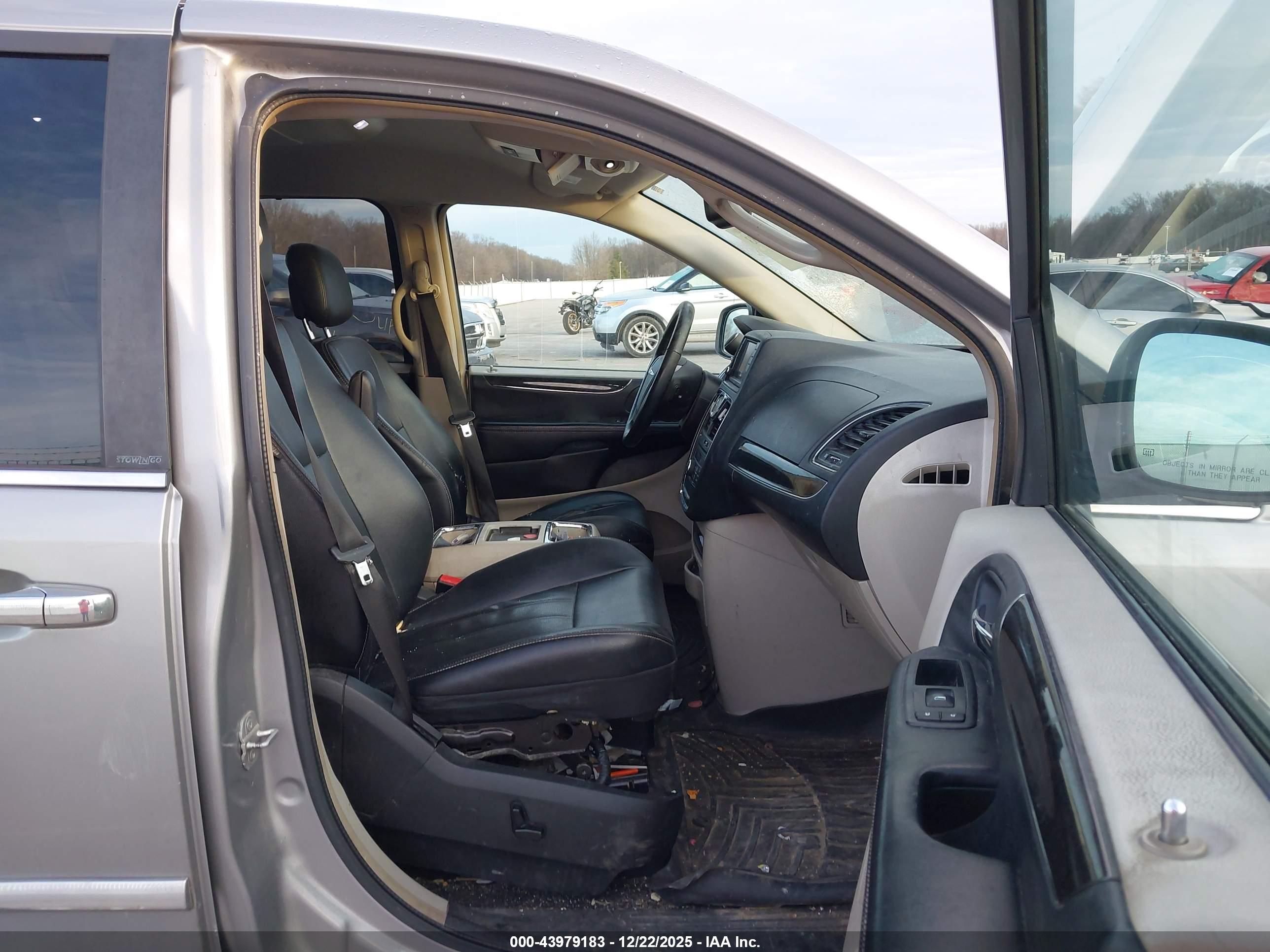 CHRYSLER TOWN image 5