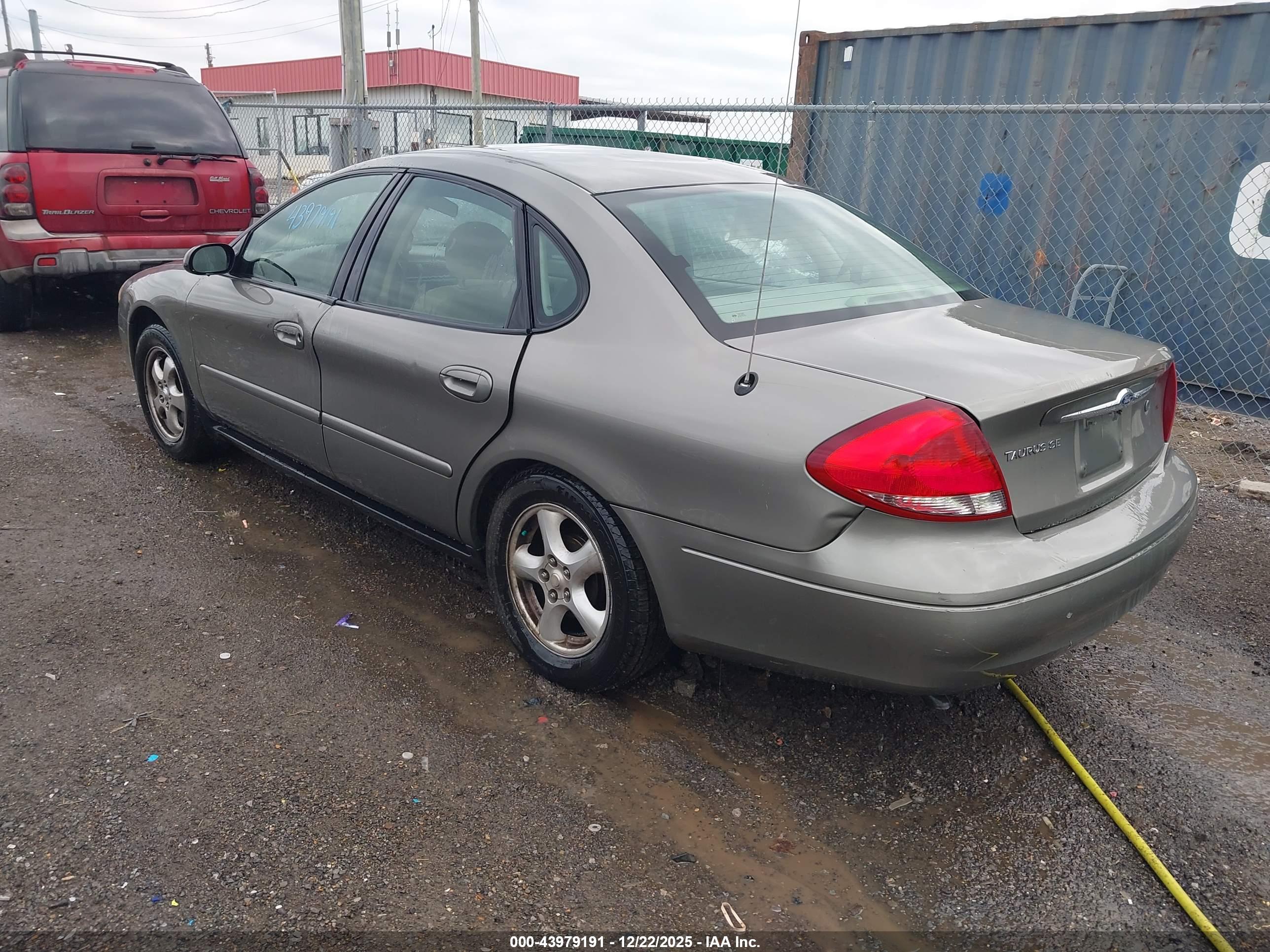FORD TAURUS image 3