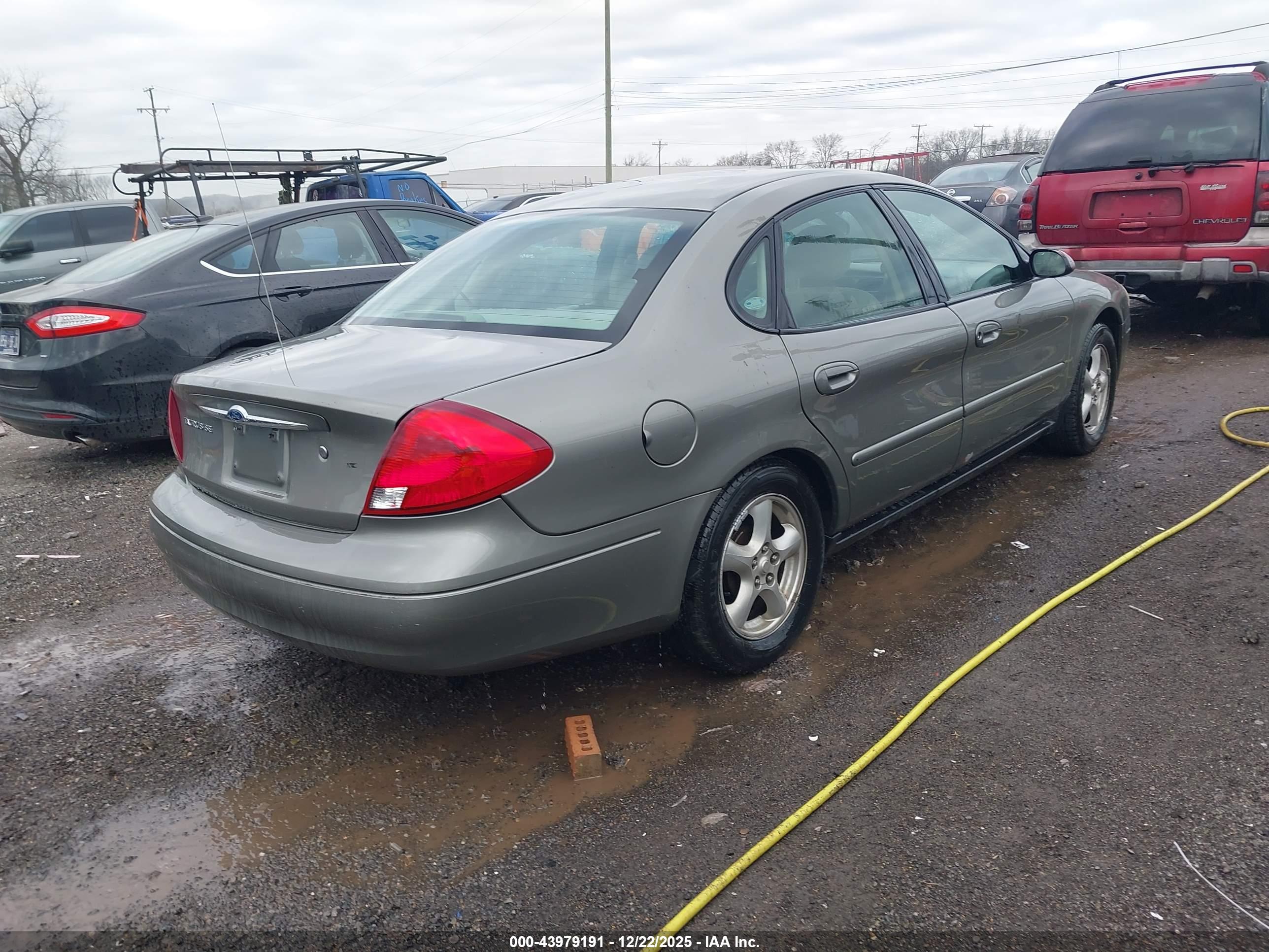 FORD TAURUS image 4