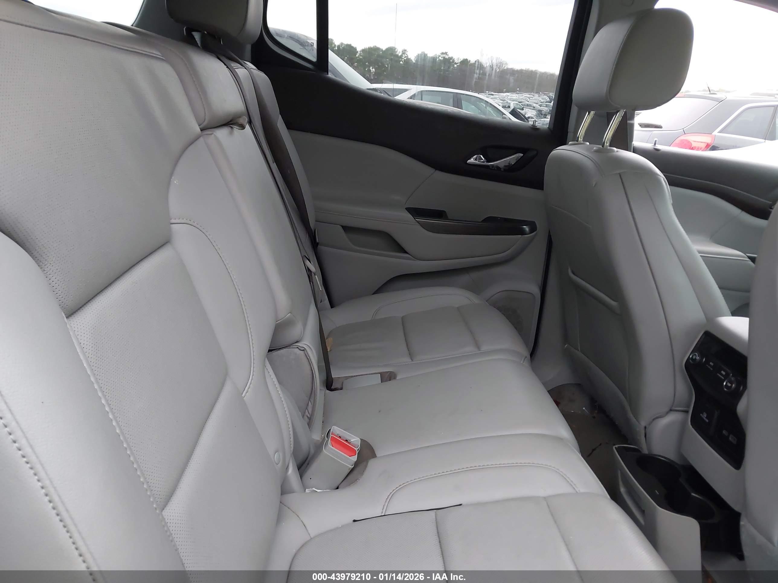 GMC ACADIA image 8