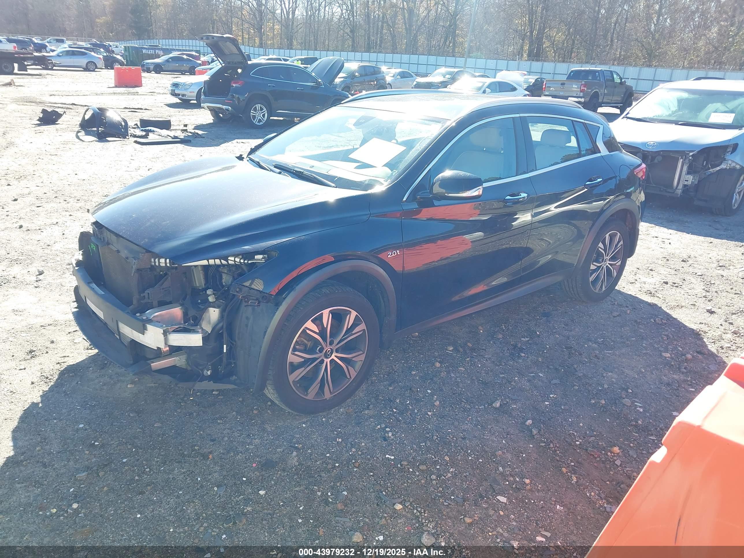 INFINITI QX30 image 2
