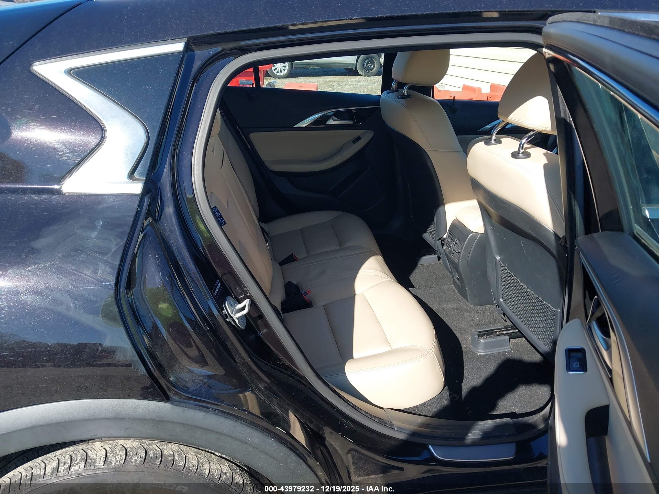 INFINITI QX30 image 8