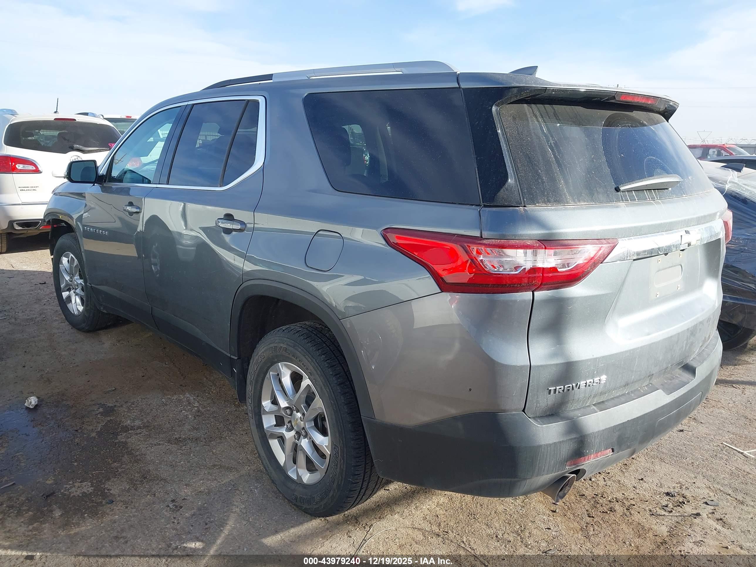 CHEVROLET TRAVERSE image 3