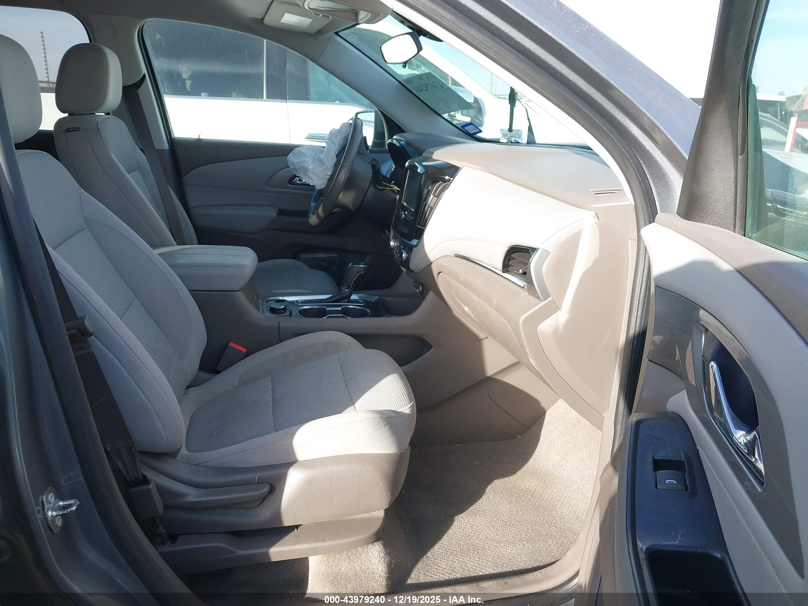 CHEVROLET TRAVERSE image 5
