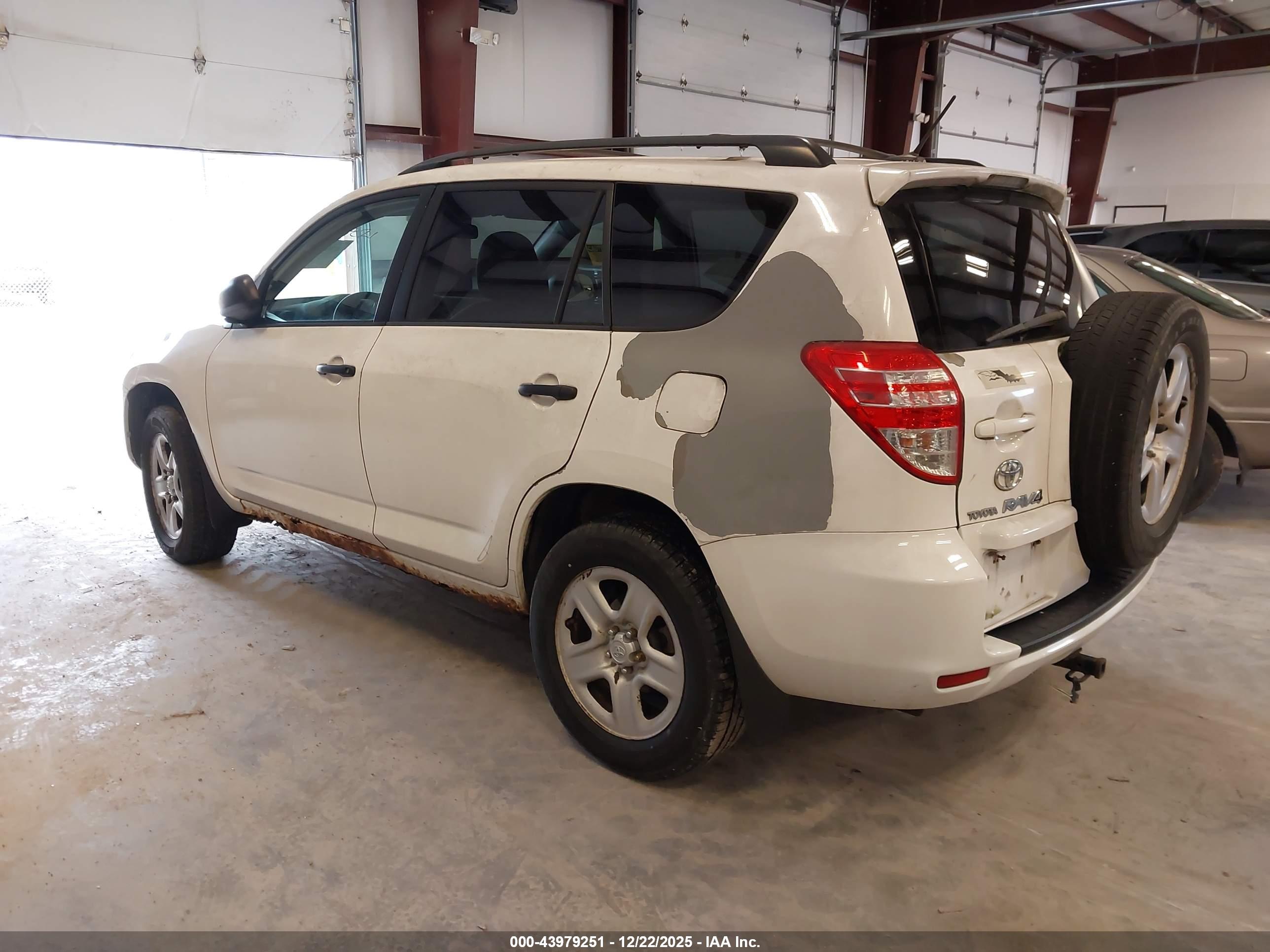 TOYOTA RAV4 image 3