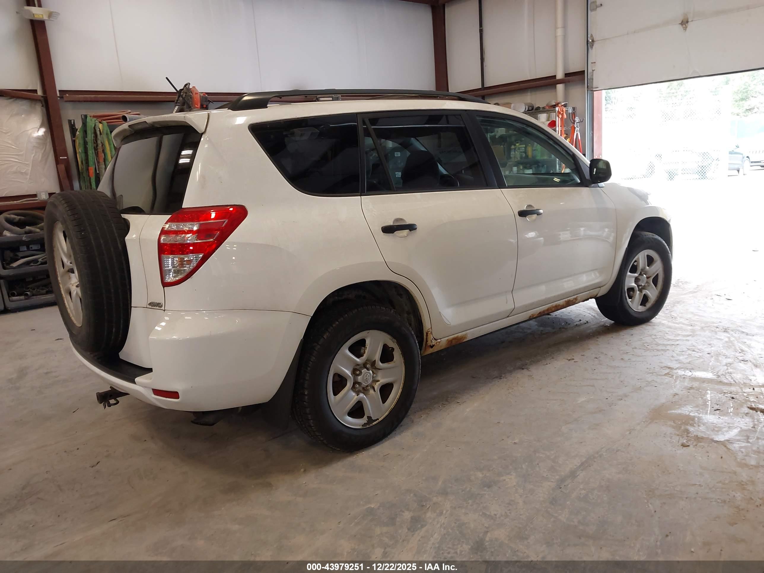 TOYOTA RAV4 image 4