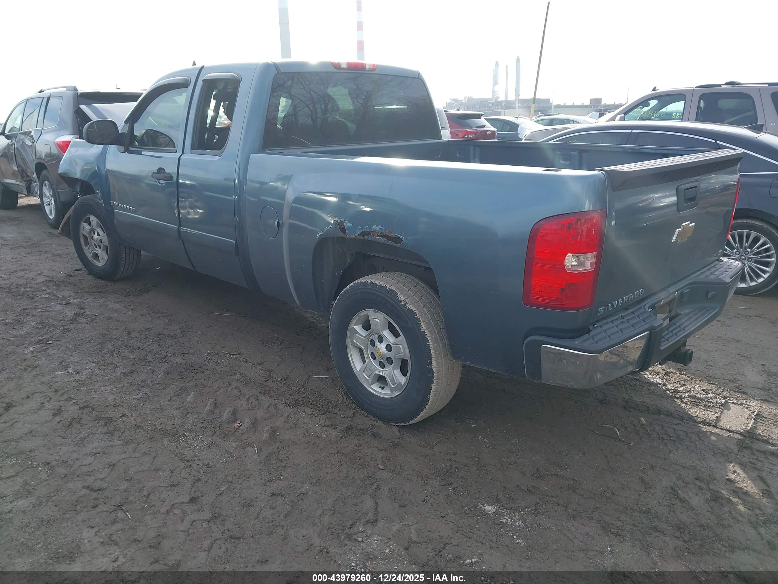 CHEVROLET SILVERADO image 3