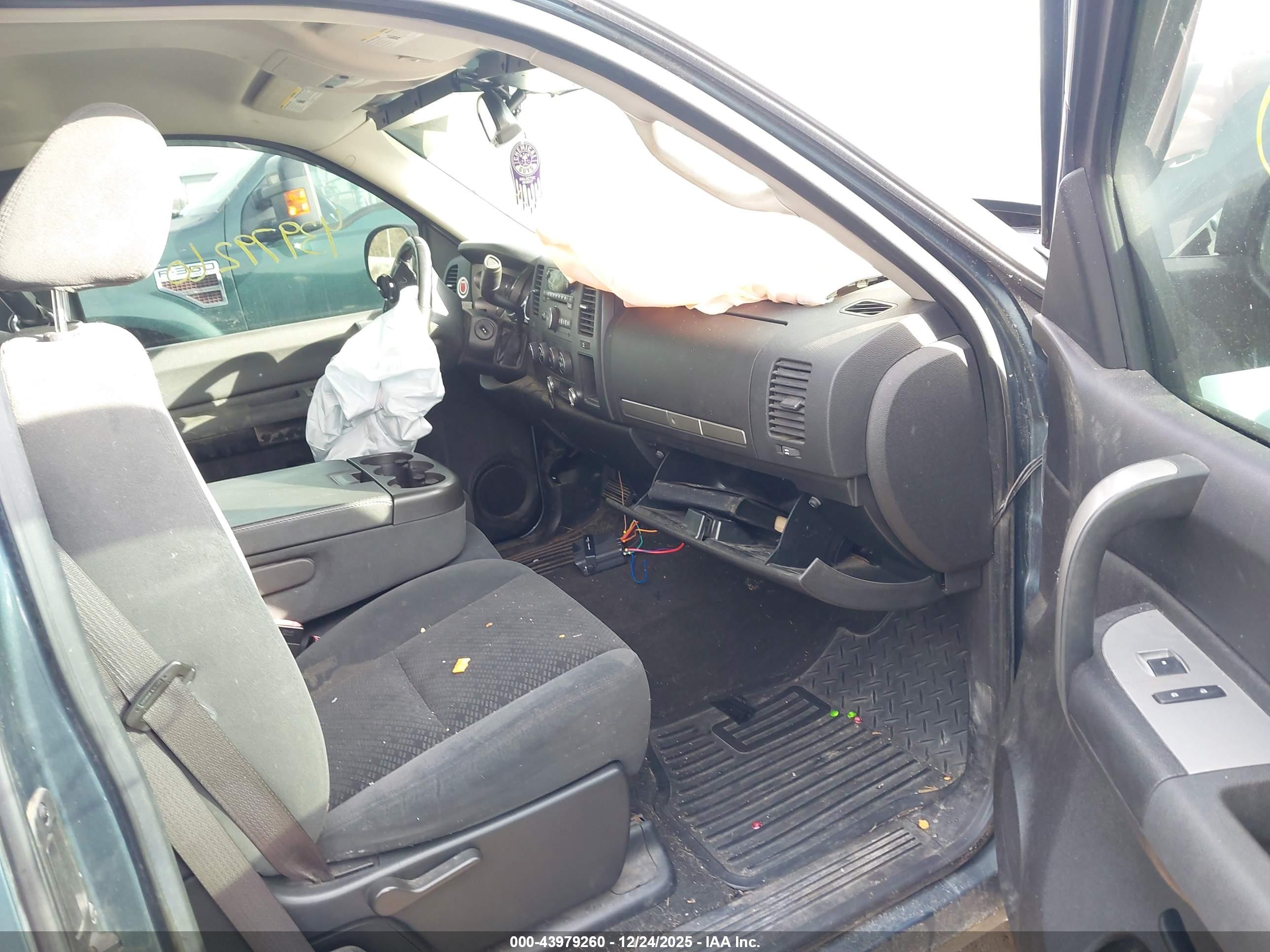 CHEVROLET SILVERADO image 5