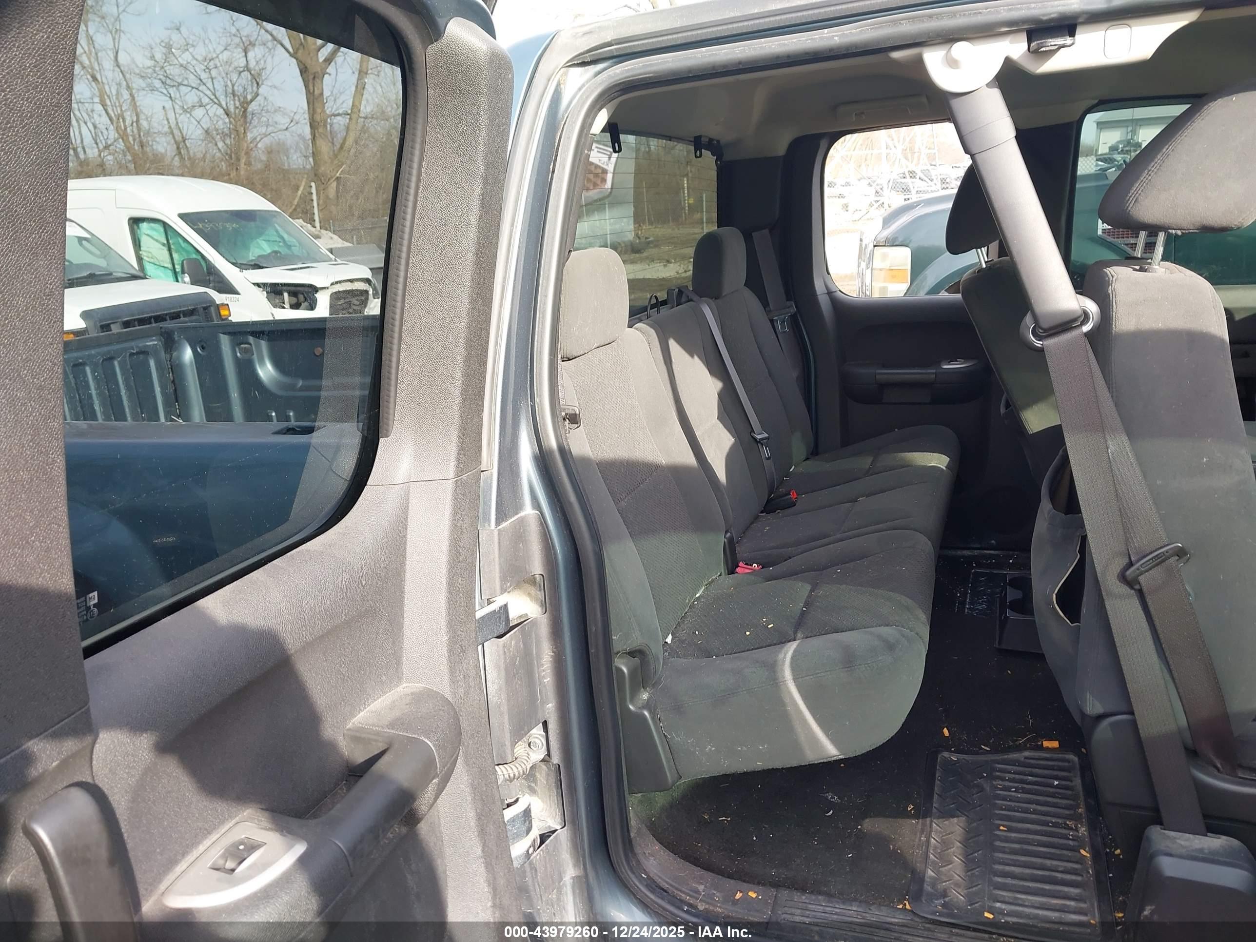 CHEVROLET SILVERADO image 8