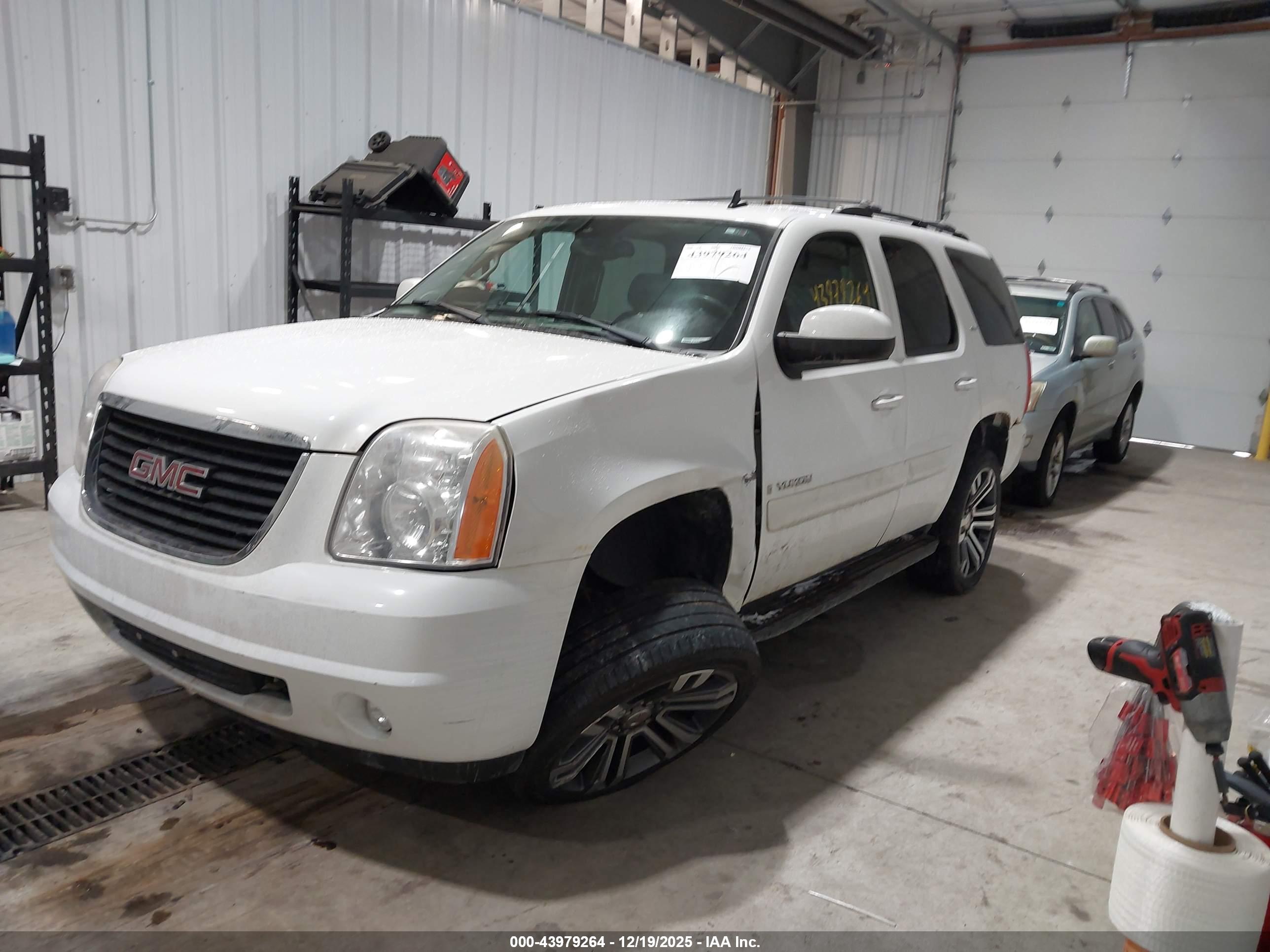 GMC YUKON image 2