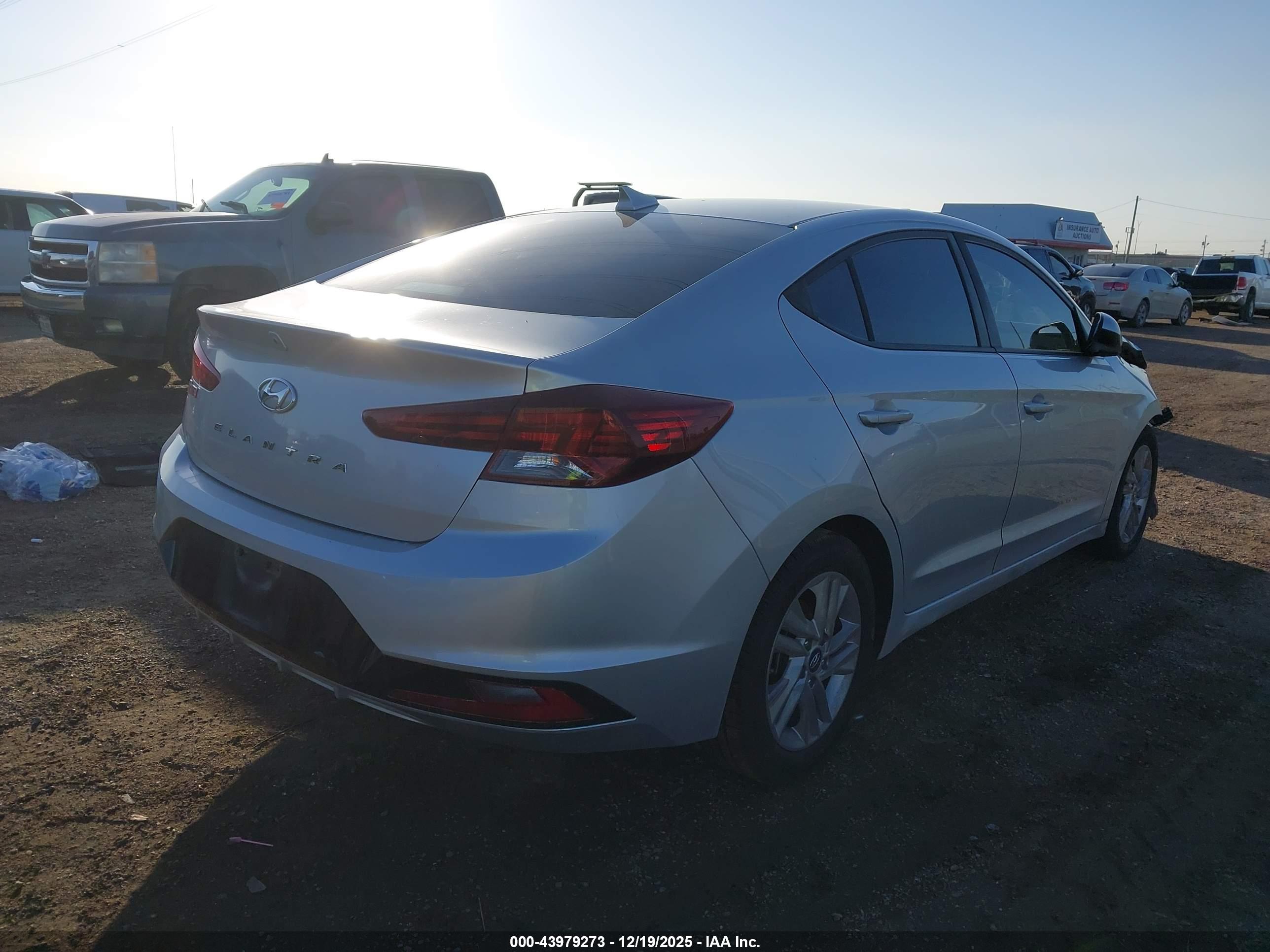 HYUNDAI ELANTRA image 4