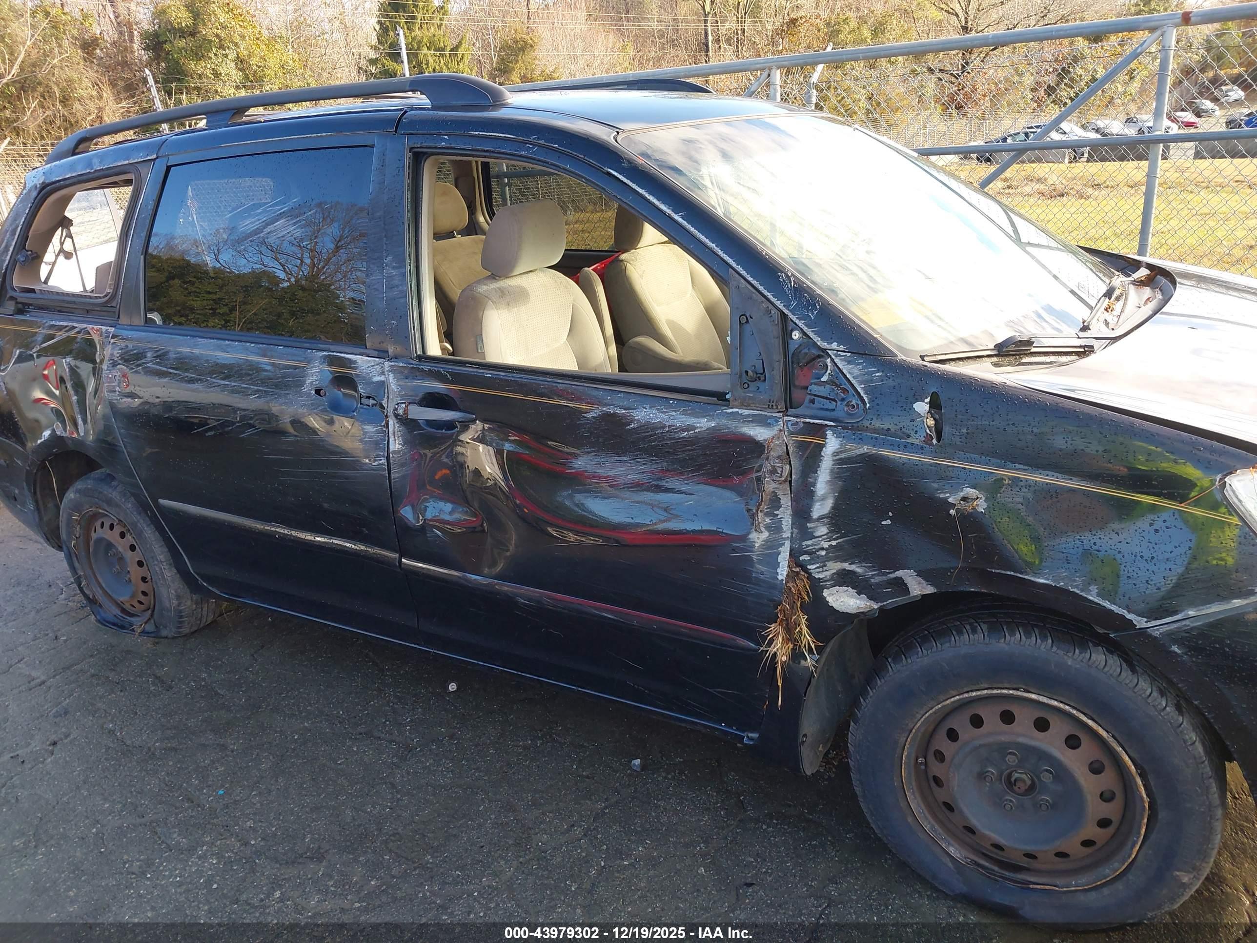 TOYOTA SIENNA image 6