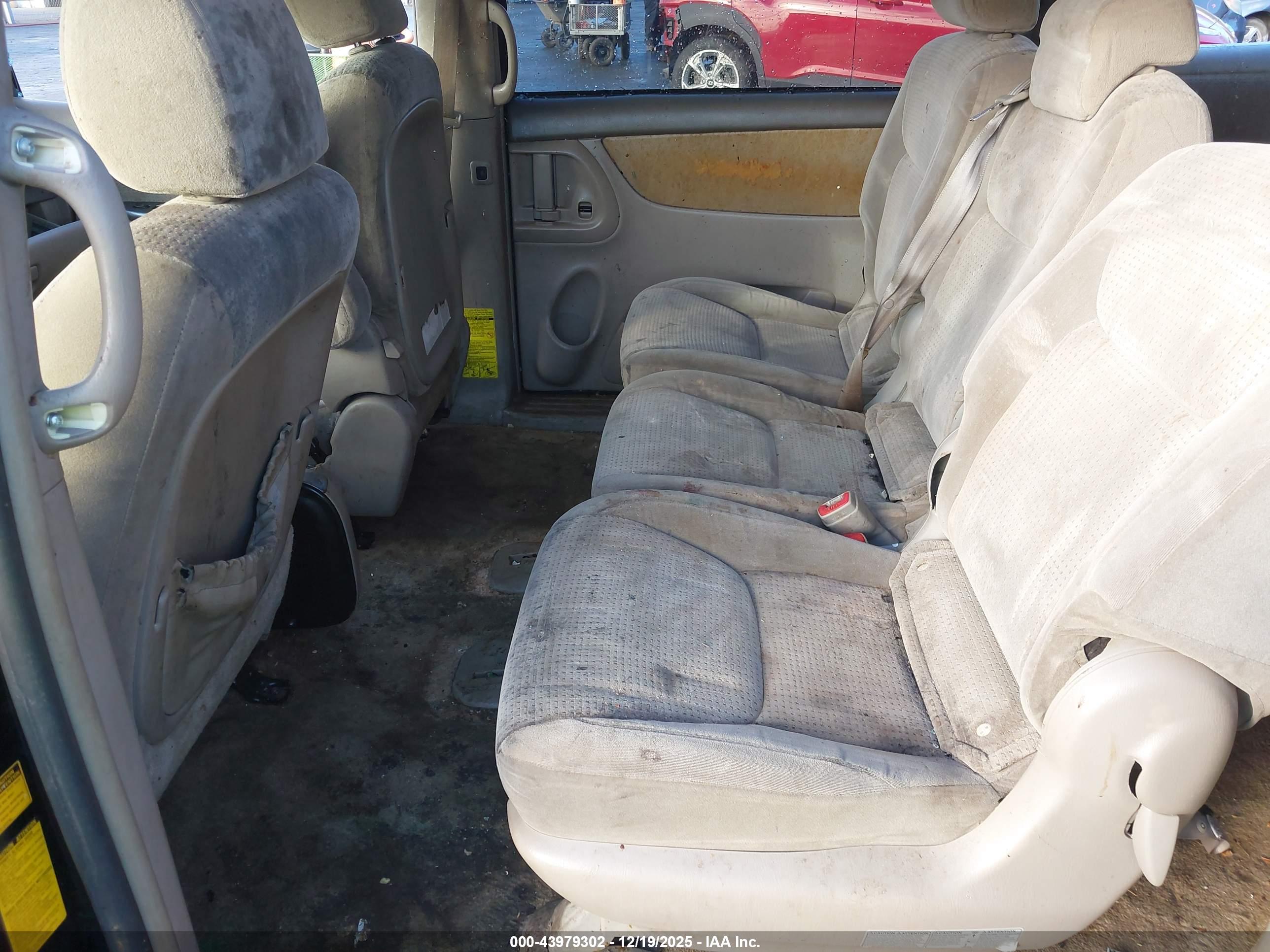 TOYOTA SIENNA image 8
