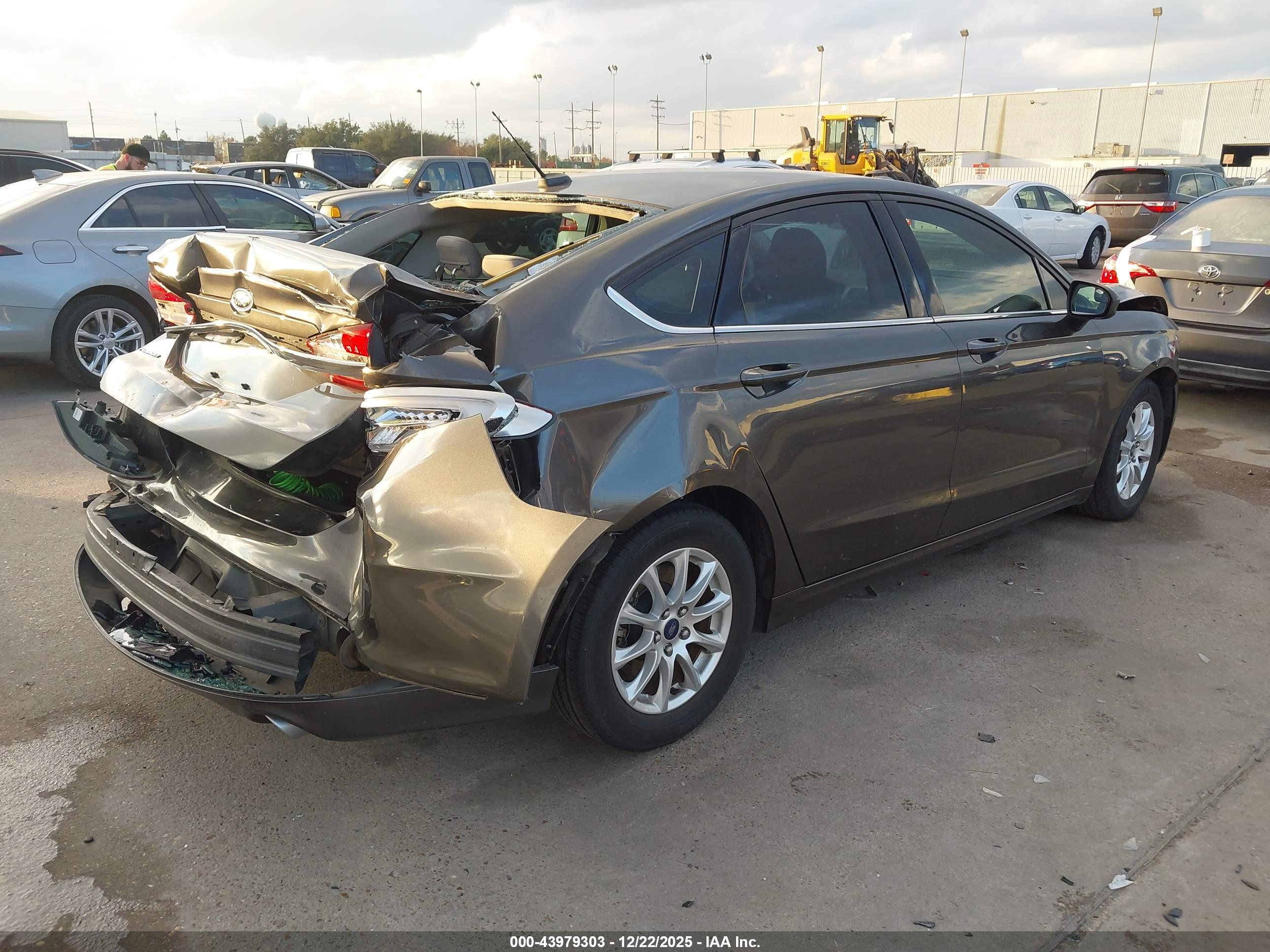 FORD FUSION image 4
