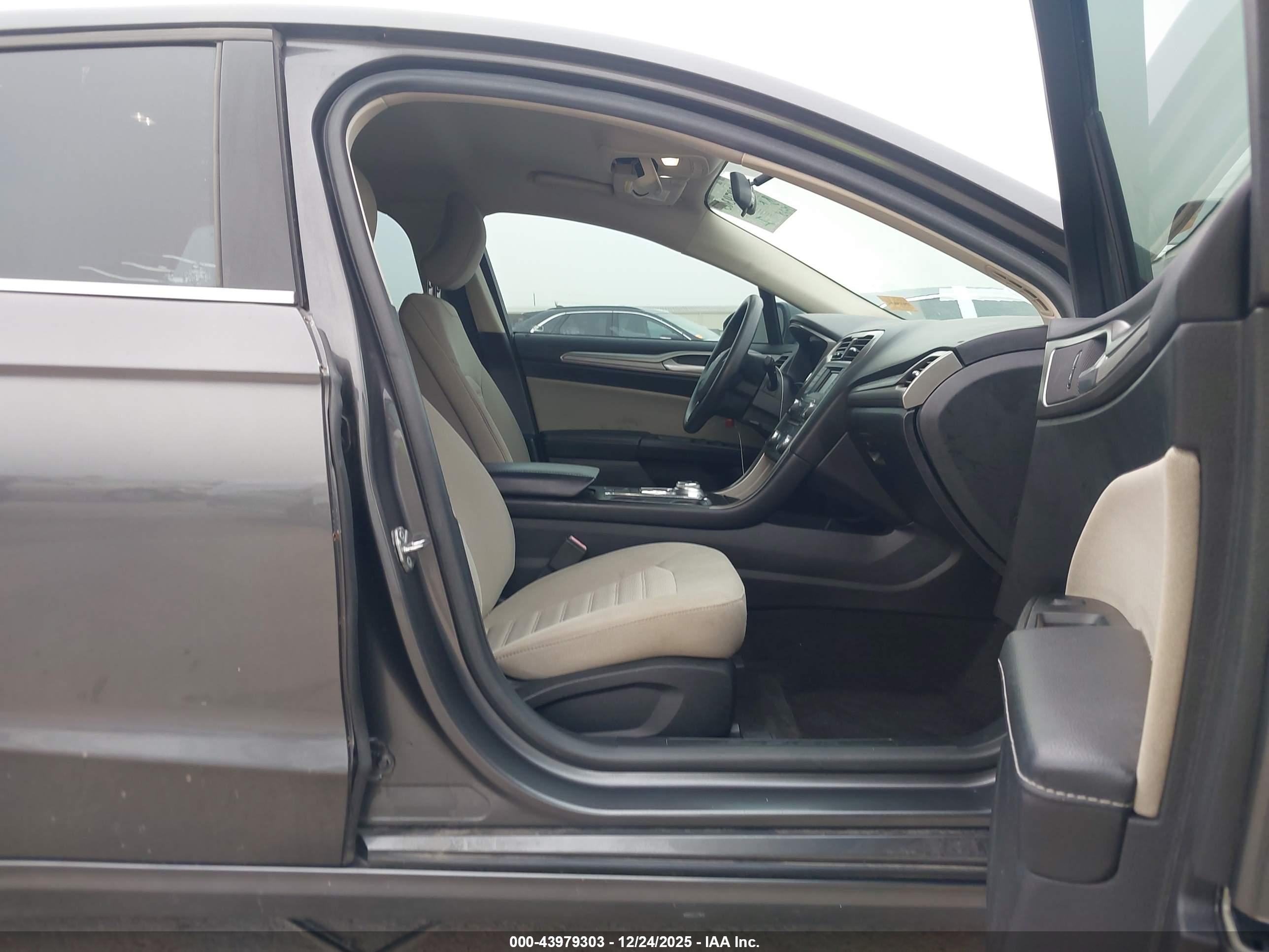 FORD FUSION image 5