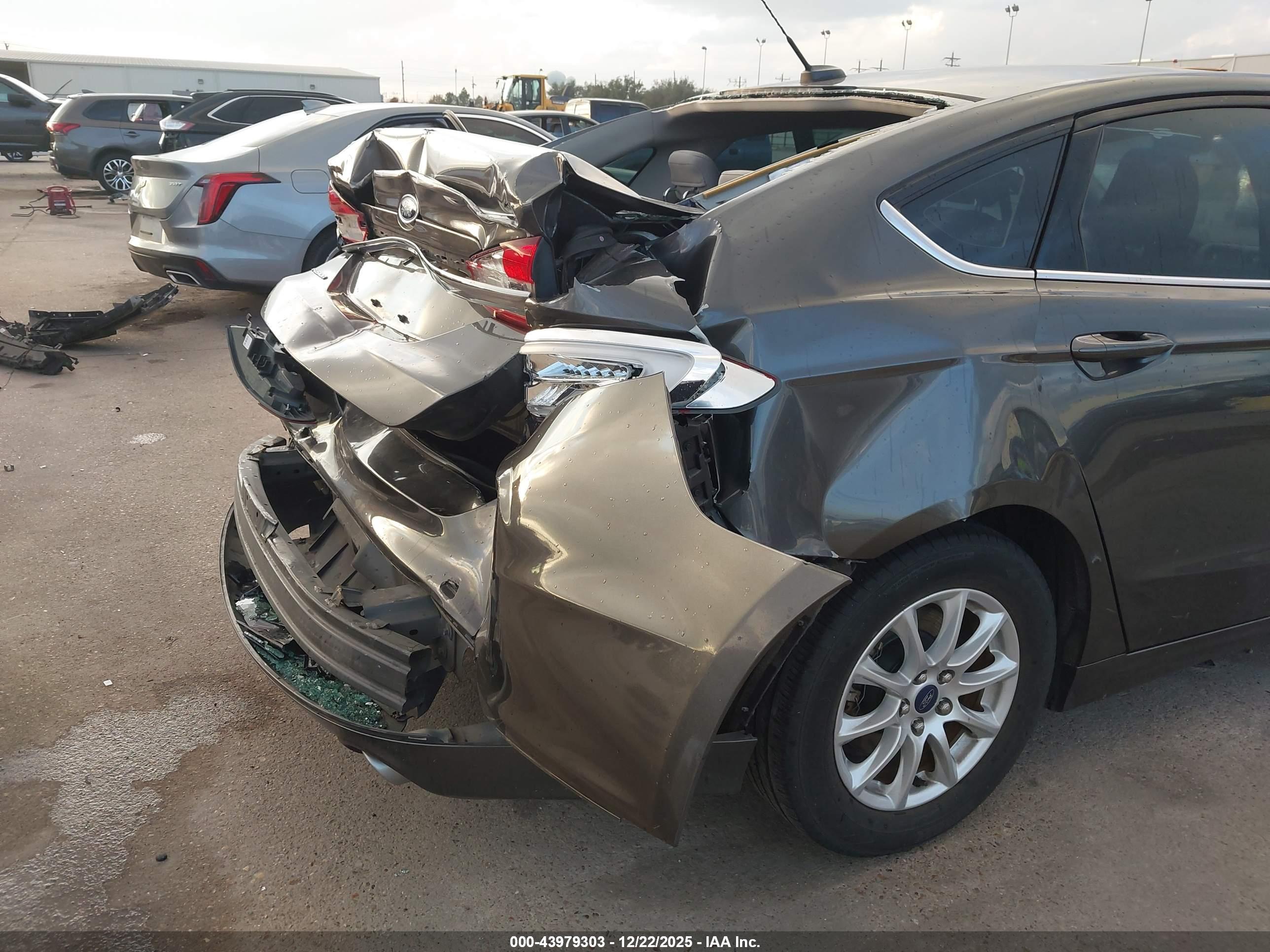 FORD FUSION image 6