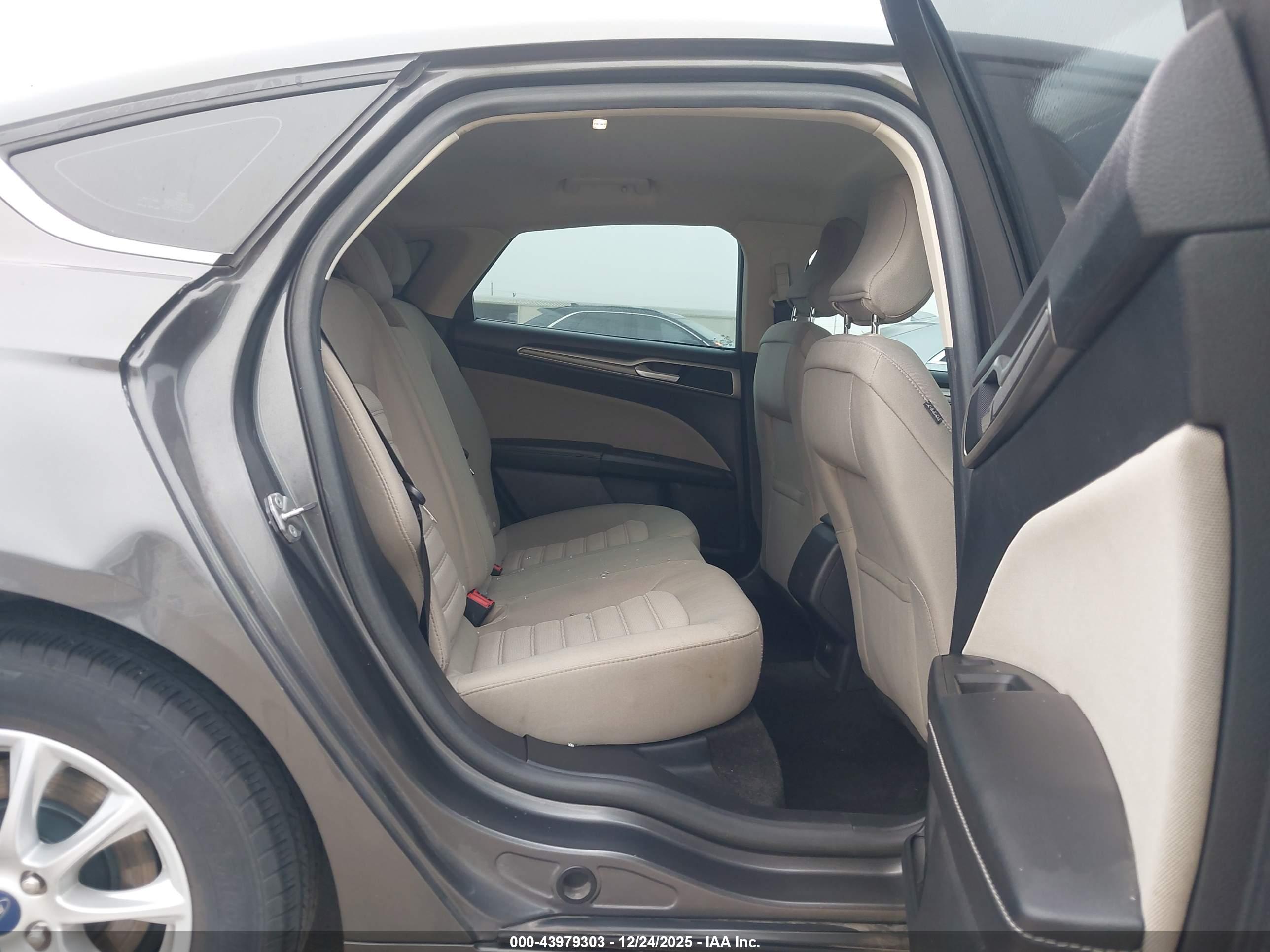 FORD FUSION image 8