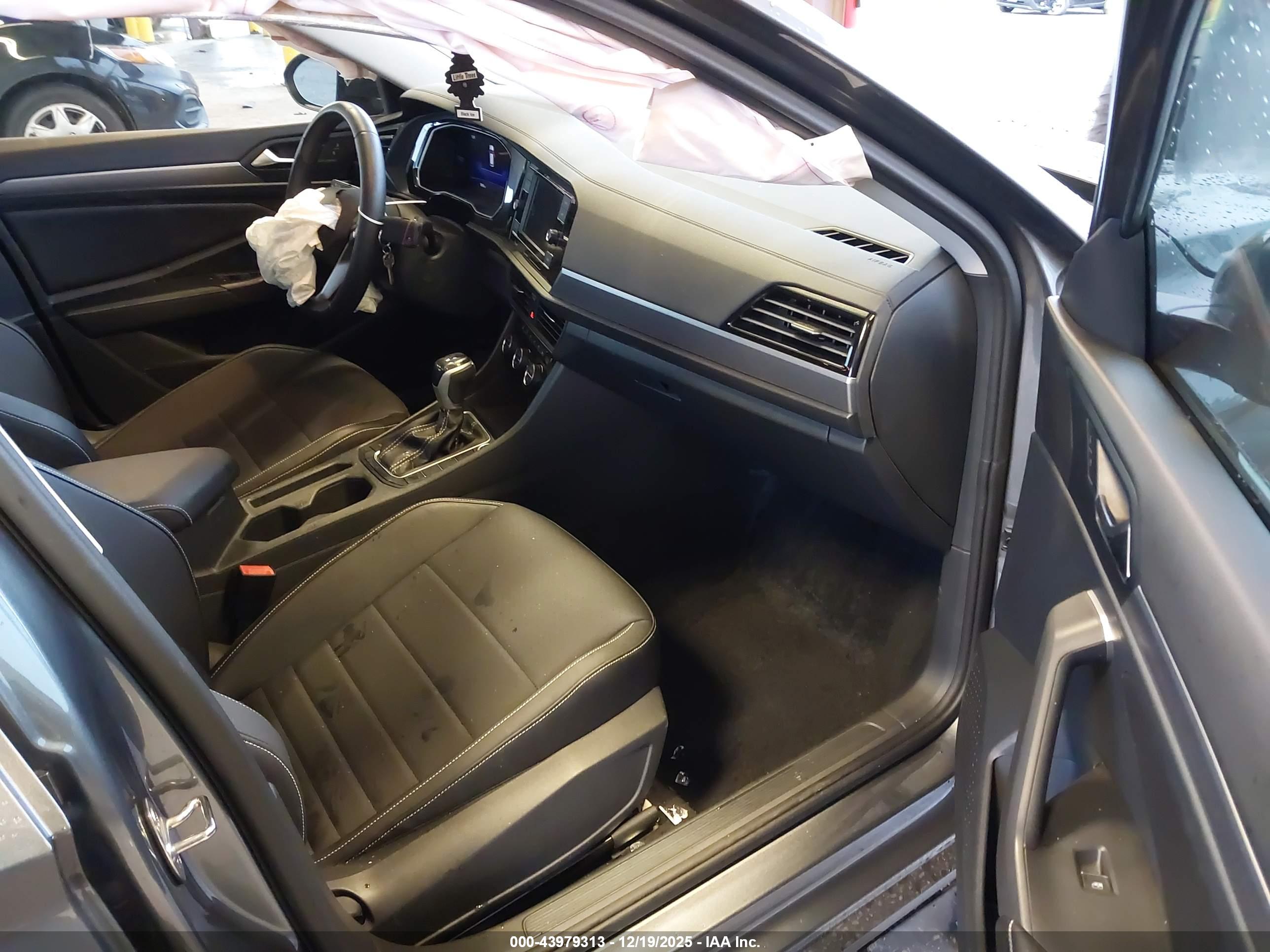 VOLKSWAGEN JETTA image 5