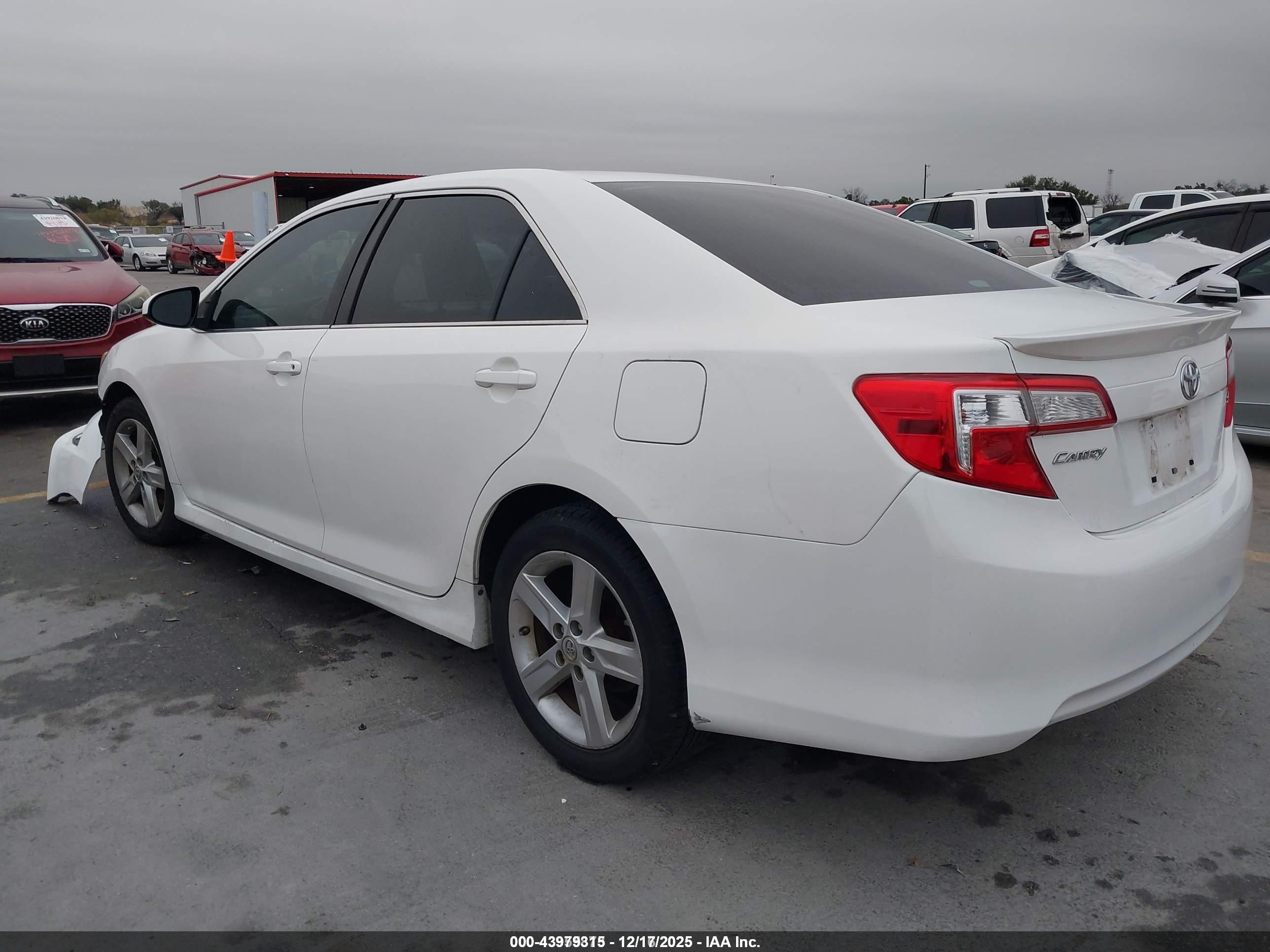 TOYOTA CAMRY image 3