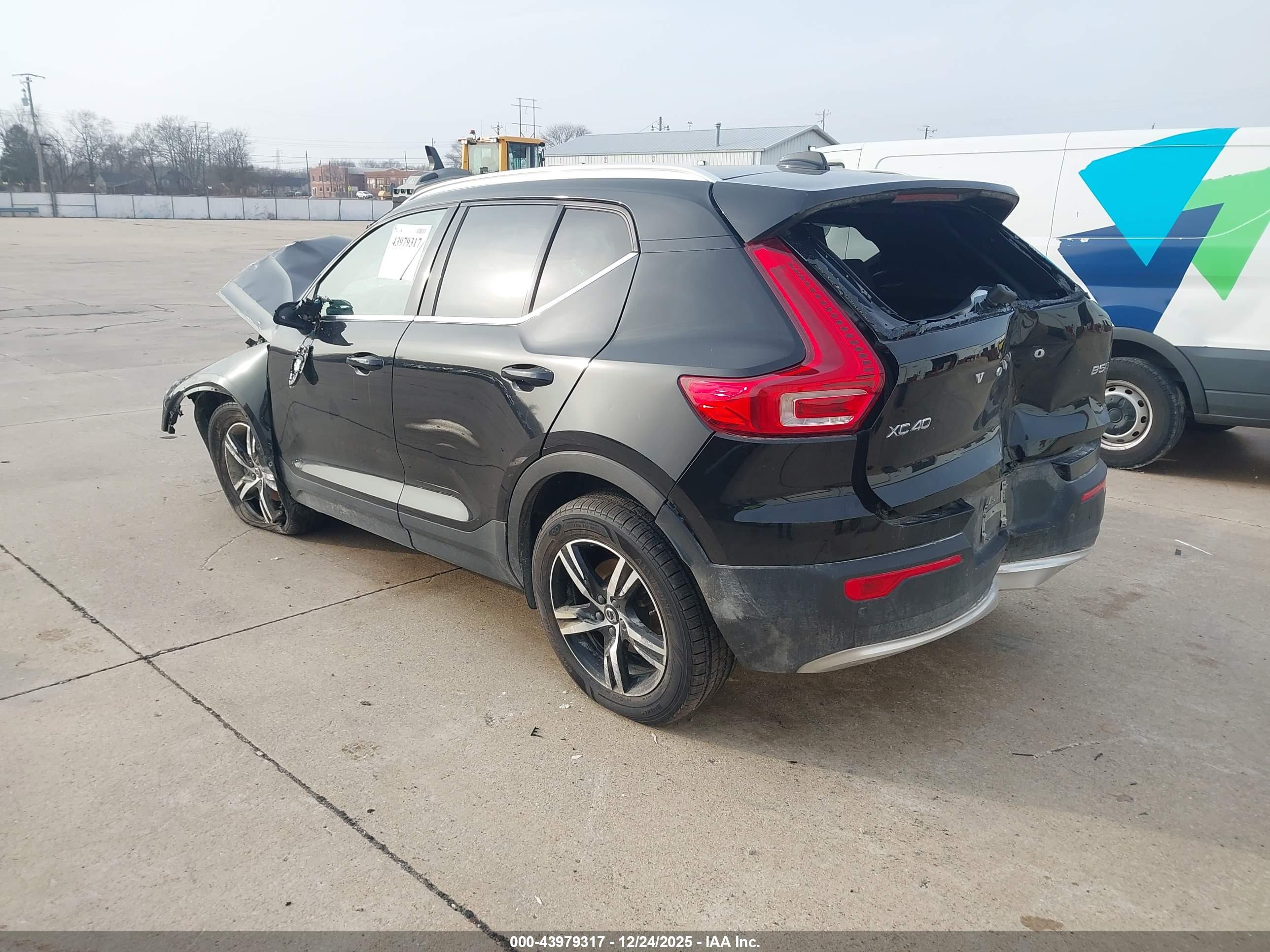 VOLVO XC40 image 3