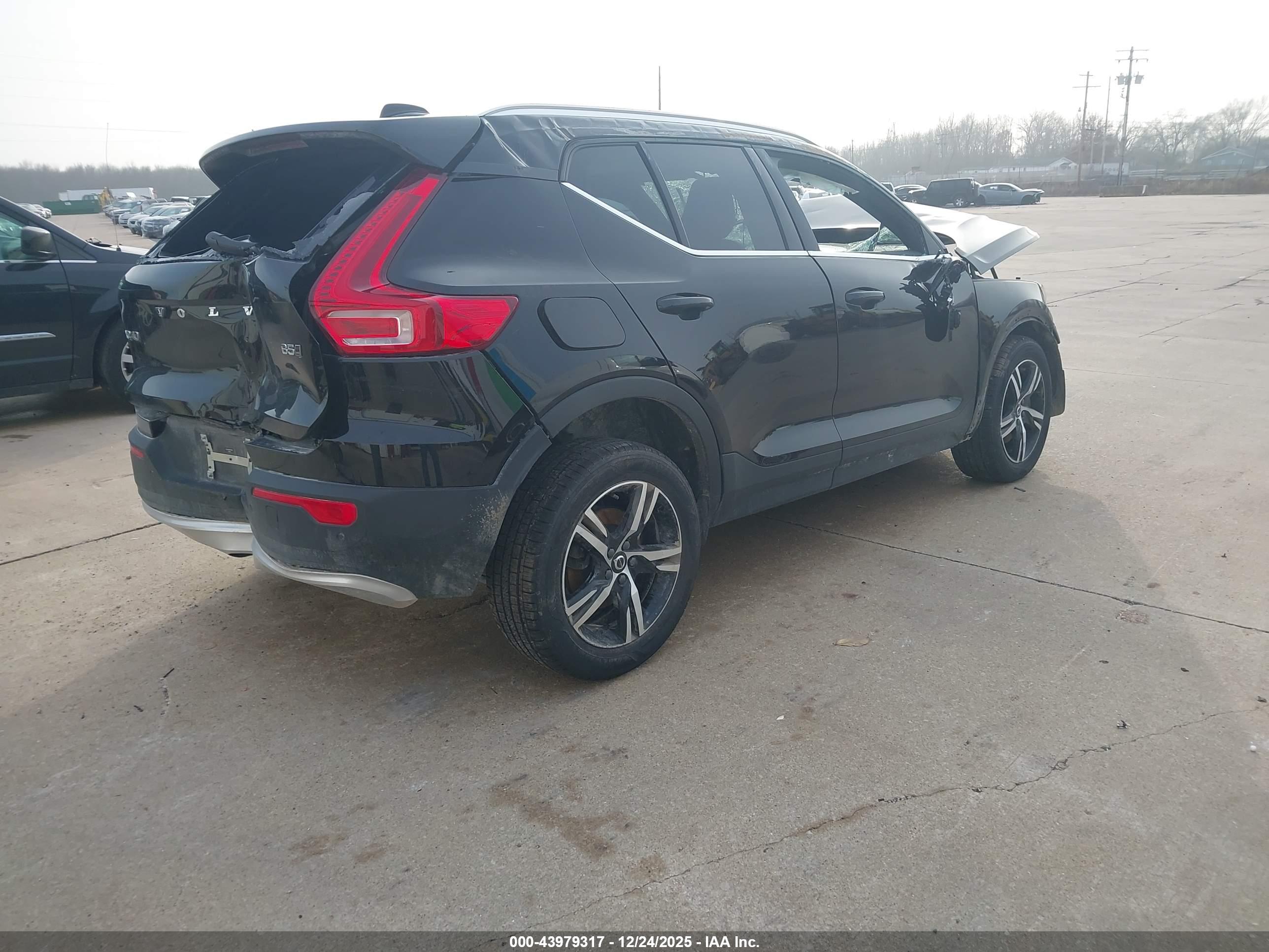VOLVO XC40 image 4