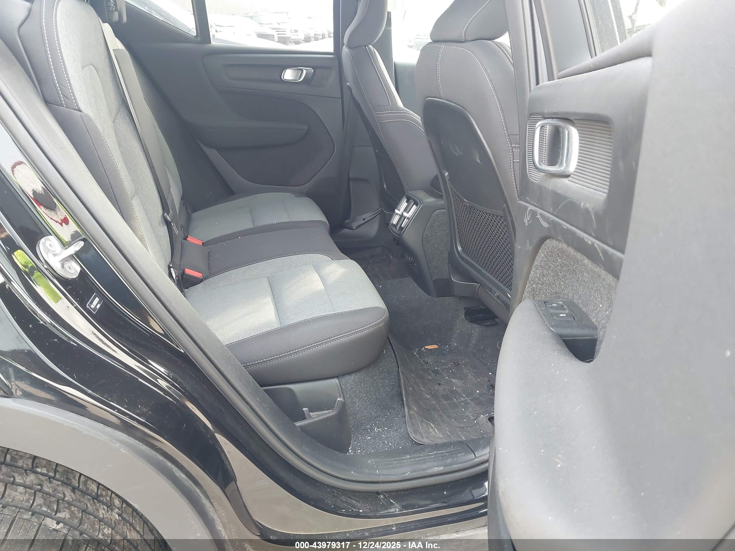 VOLVO XC40 image 8