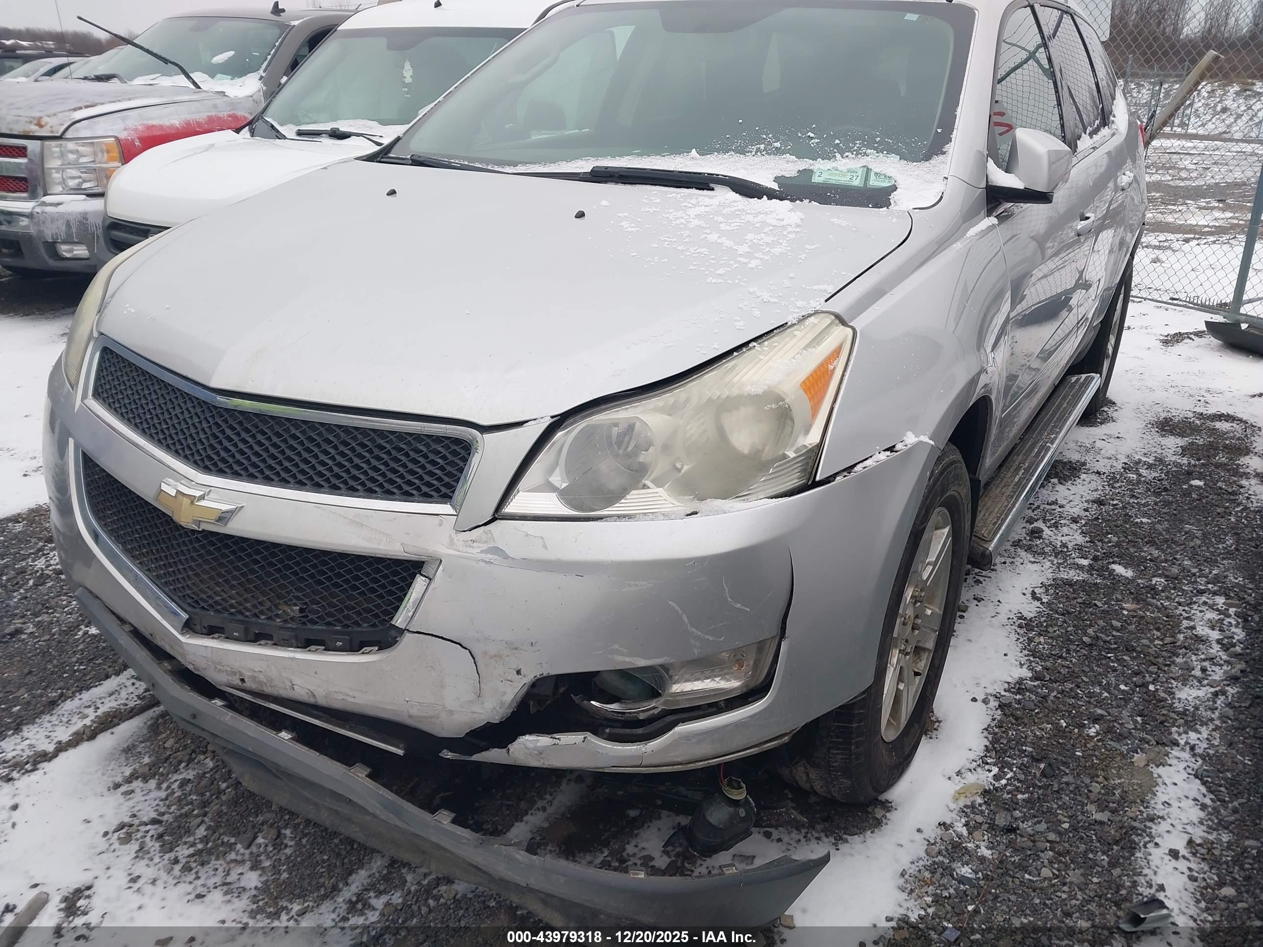 CHEVROLET TRAVERSE image 2