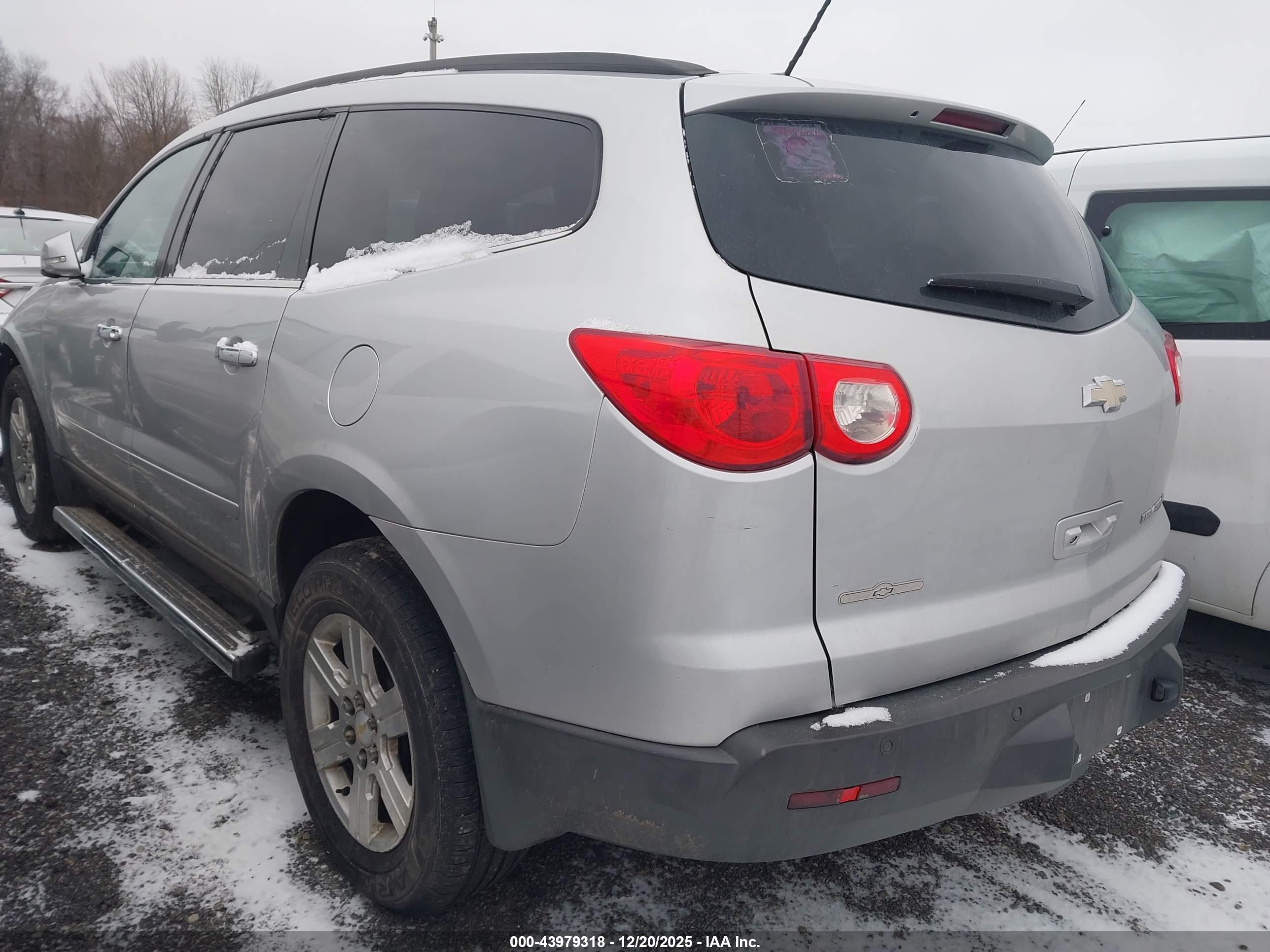 CHEVROLET TRAVERSE image 3