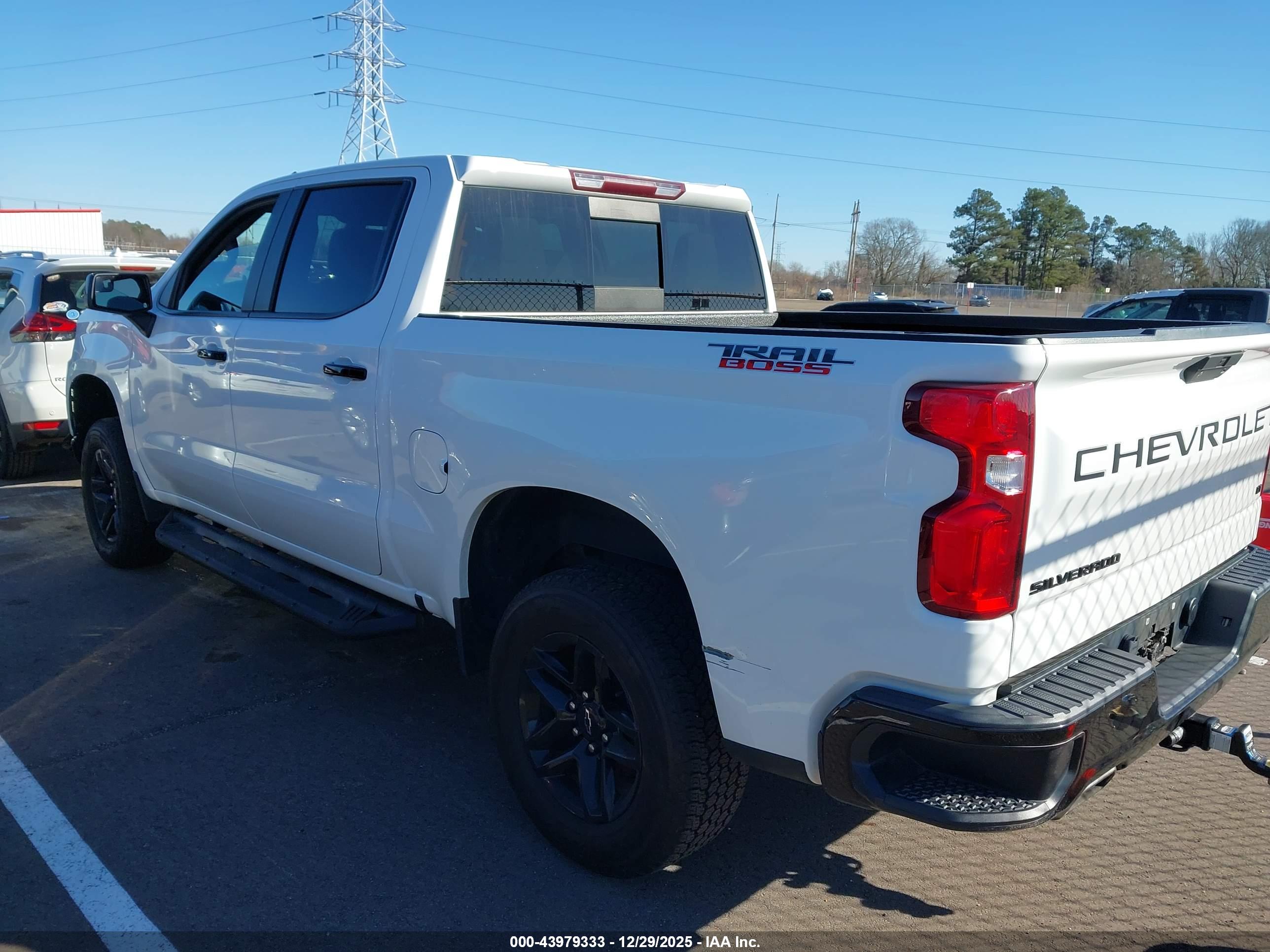 CHEVROLET SILVERADO image 3