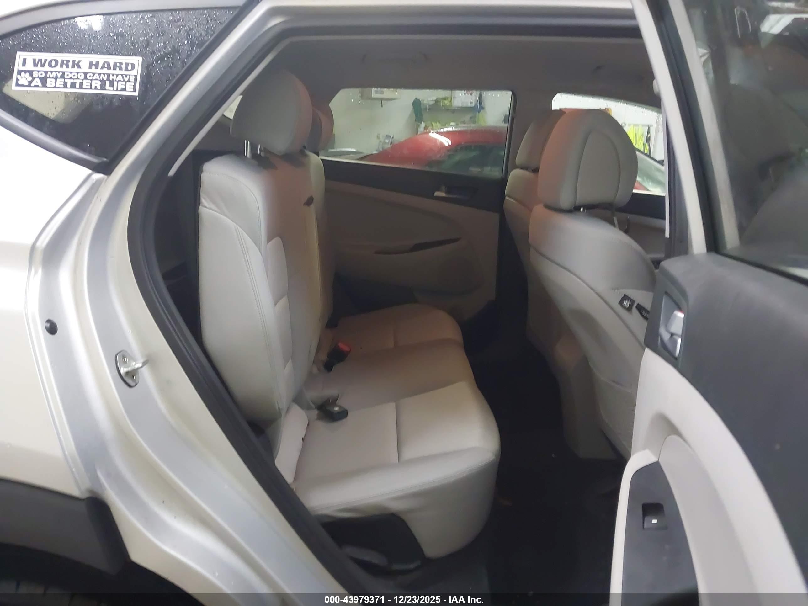 HYUNDAI TUCSON image 8