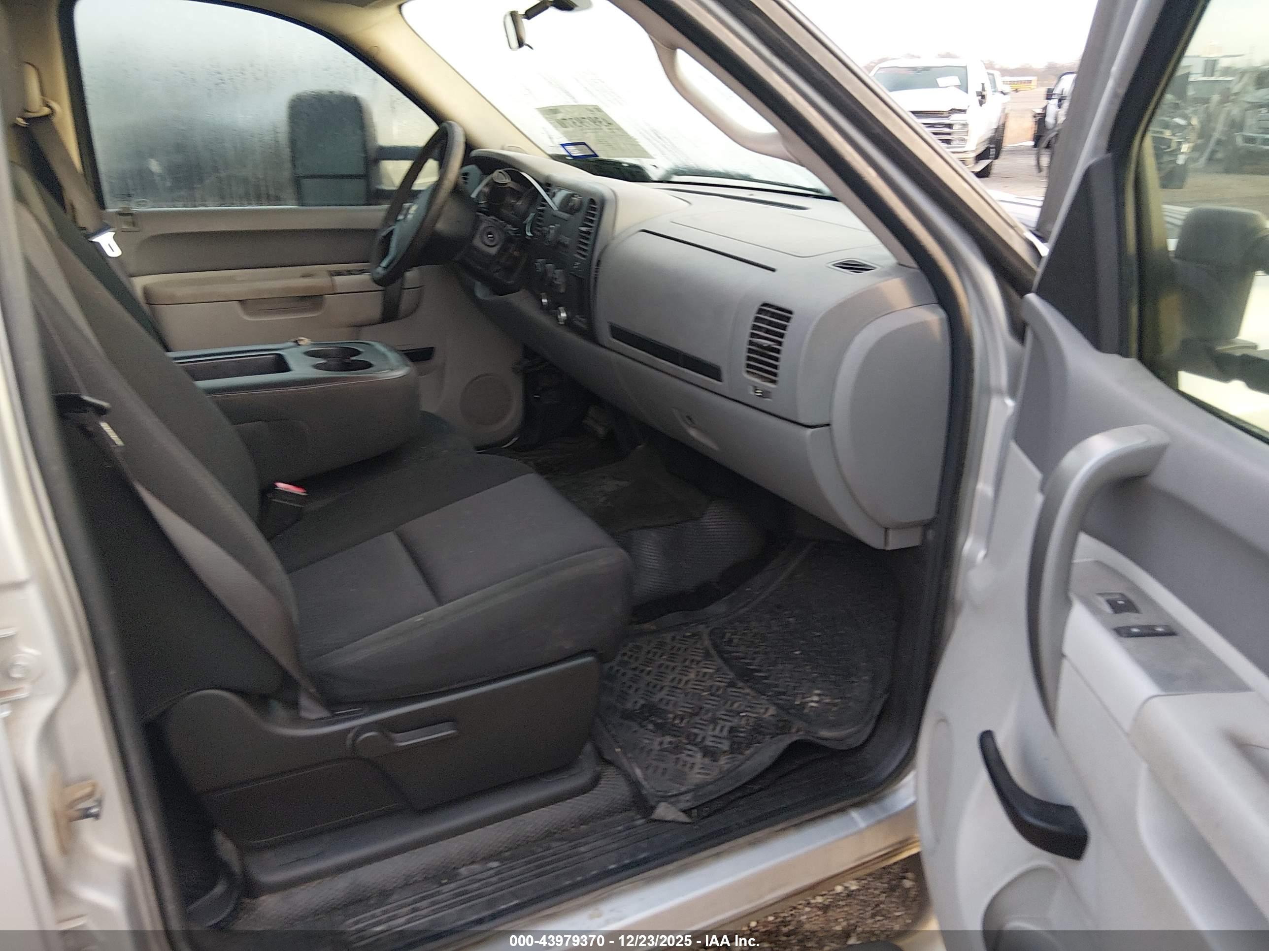 CHEVROLET SILVERADO image 7