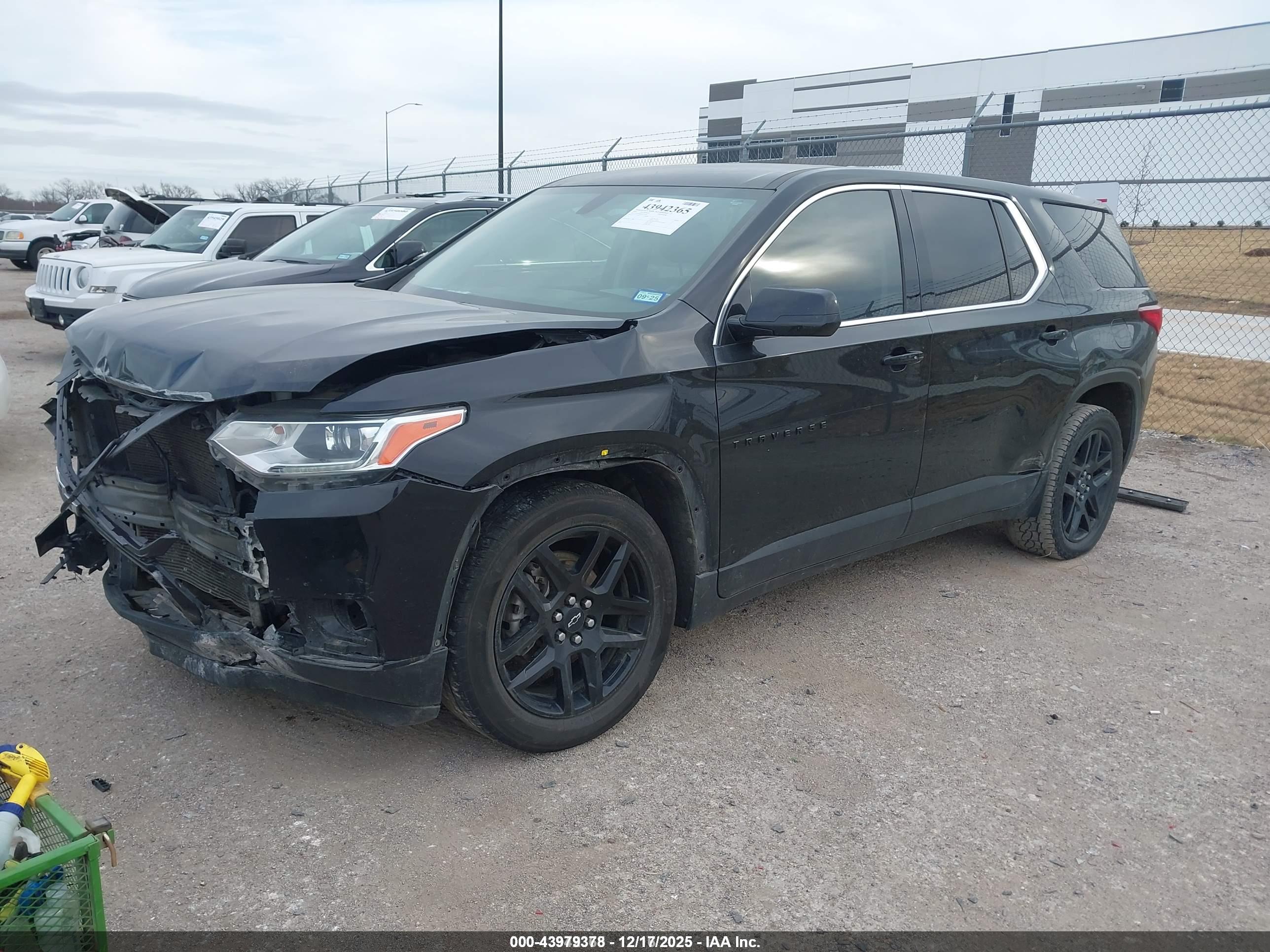 CHEVROLET TRAVERSE image 2