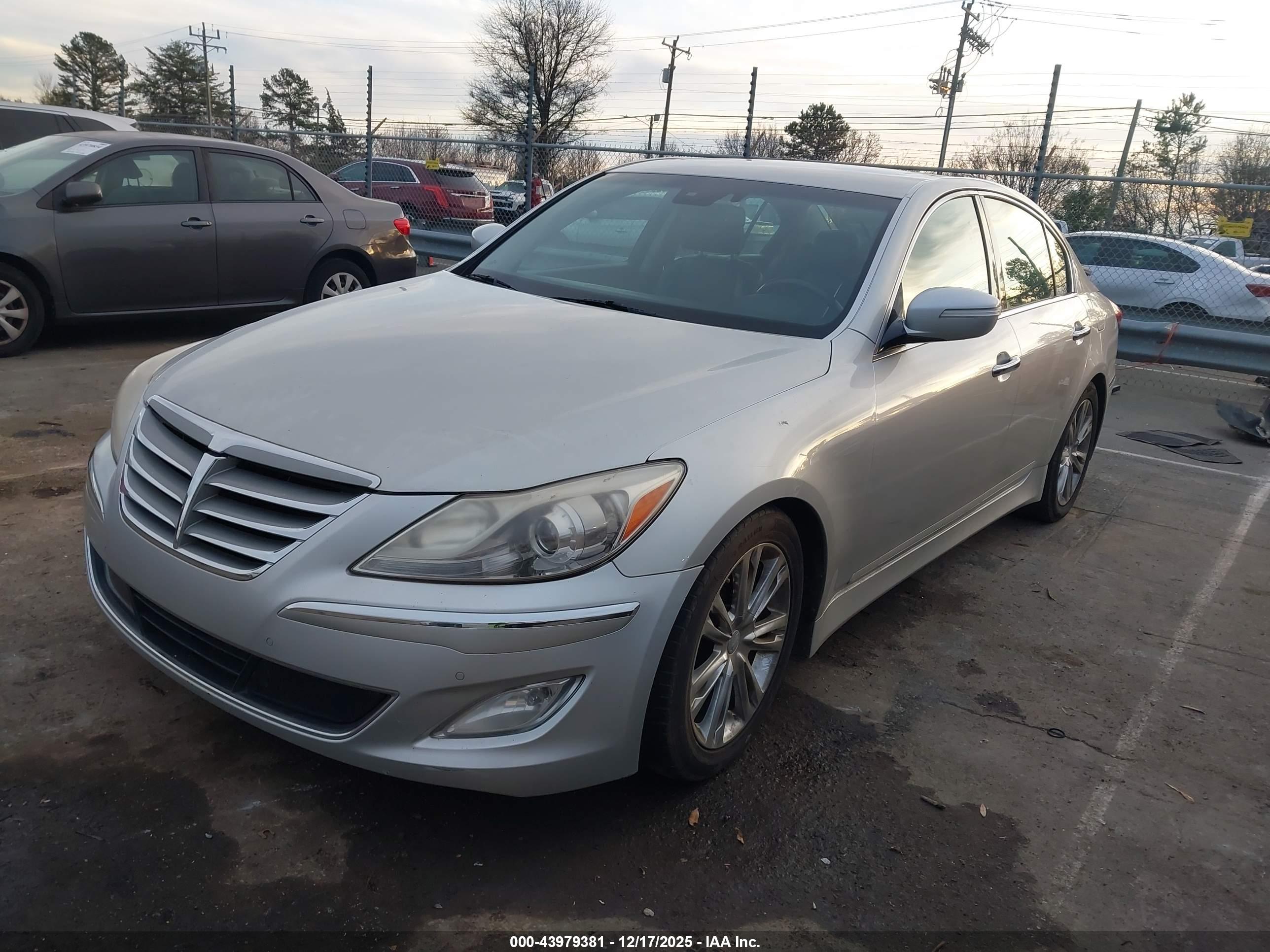 HYUNDAI GENESIS image 2