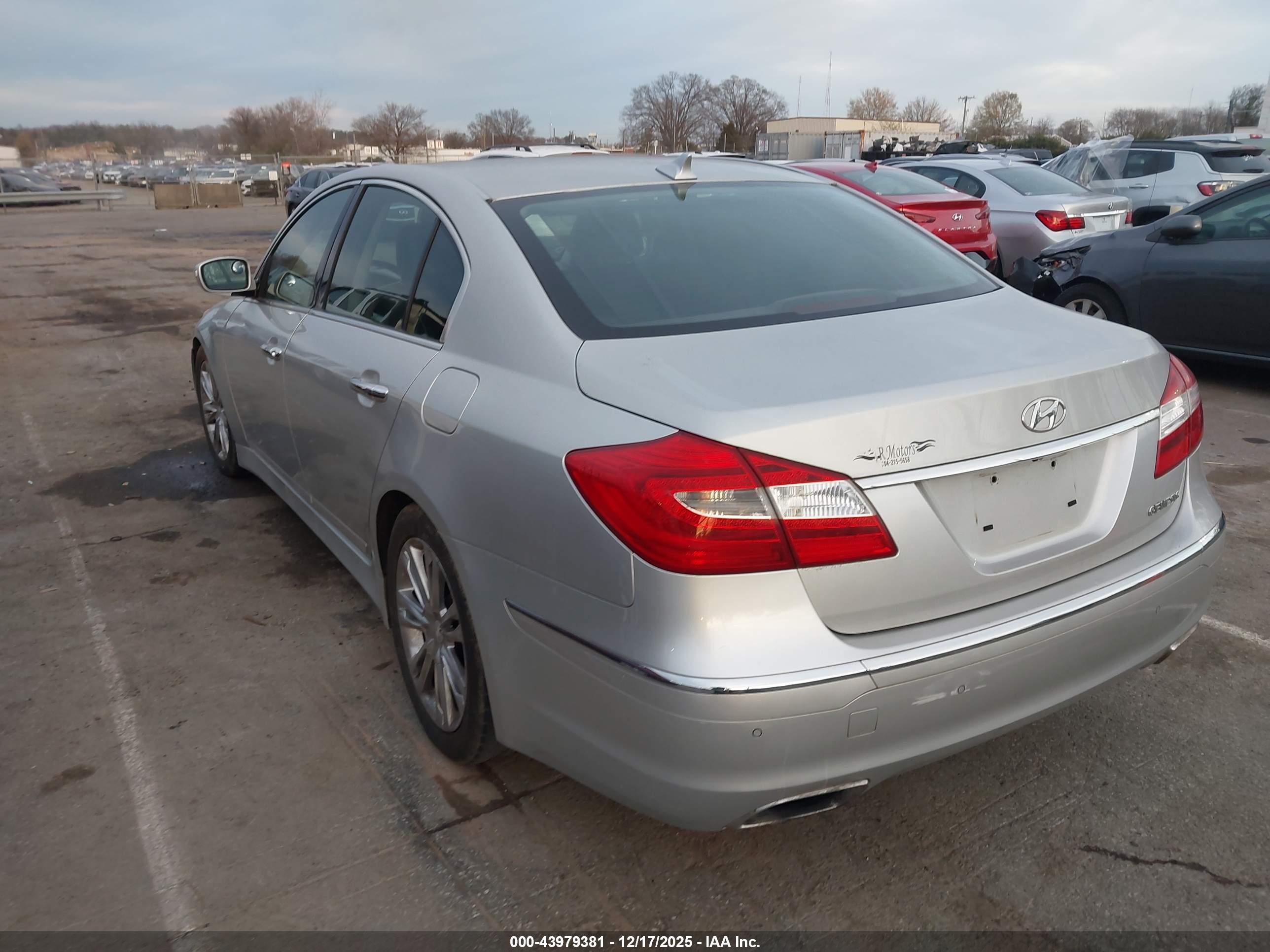 HYUNDAI GENESIS image 3