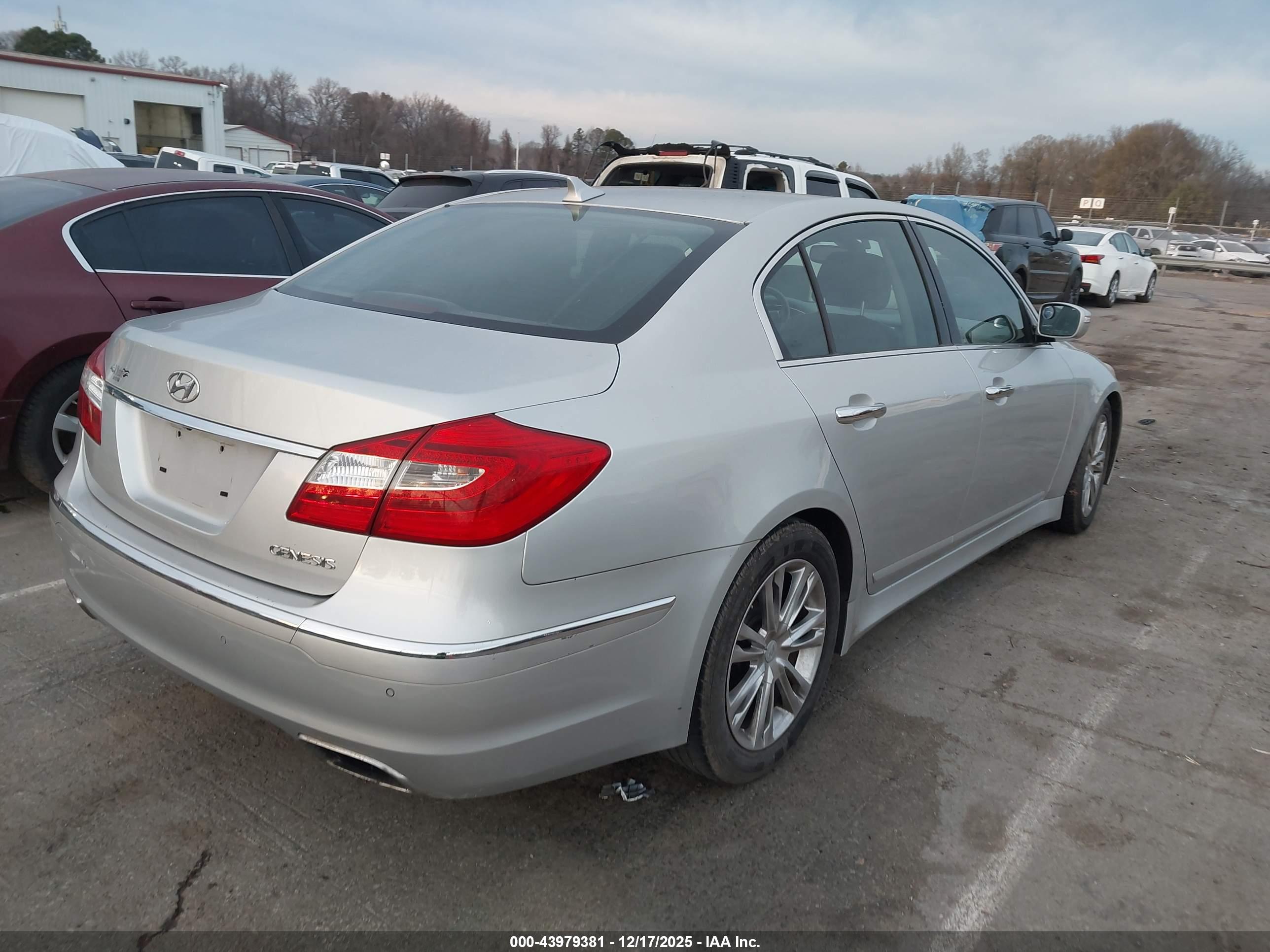 HYUNDAI GENESIS image 4