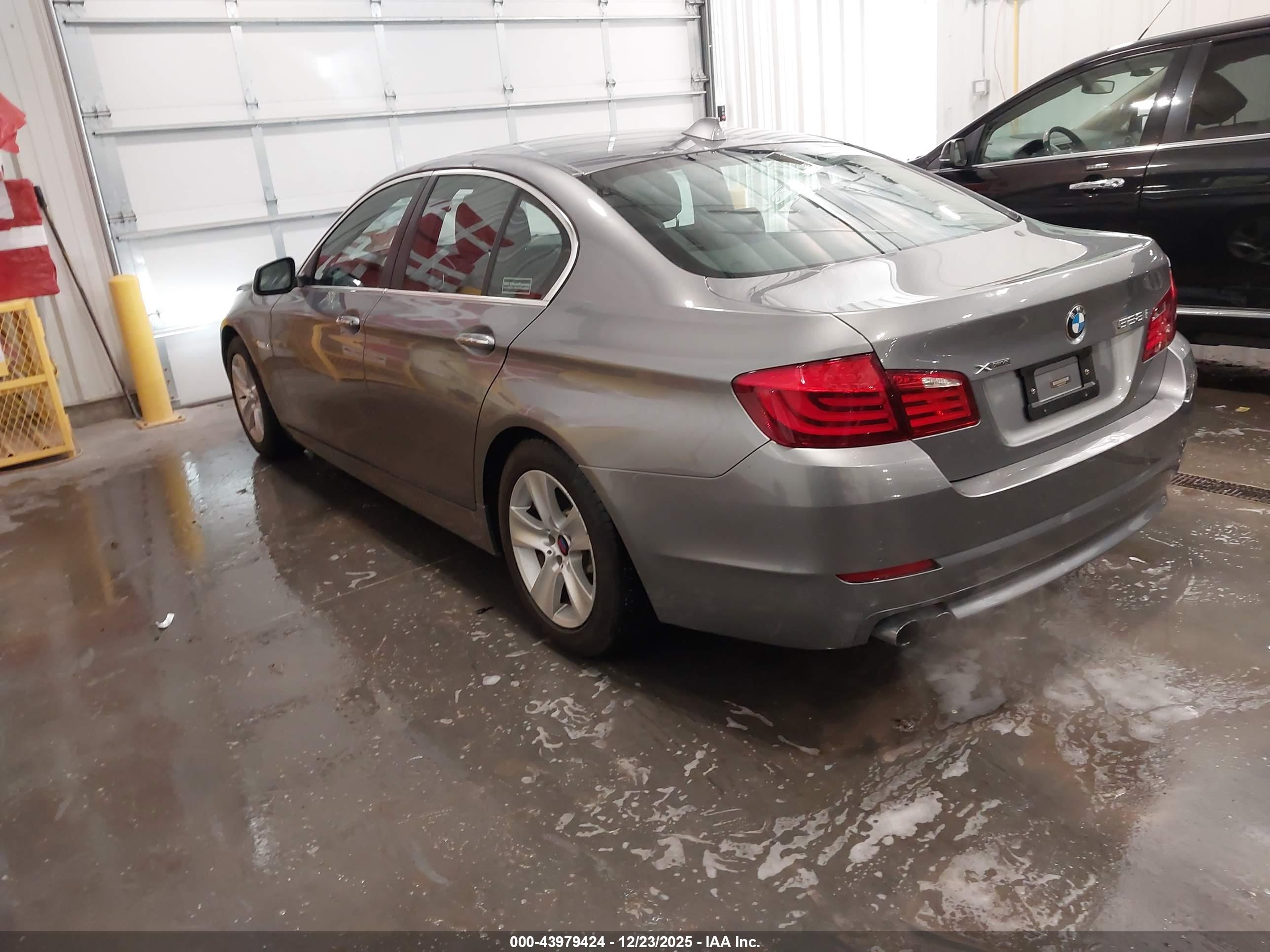 BMW 528I image 3