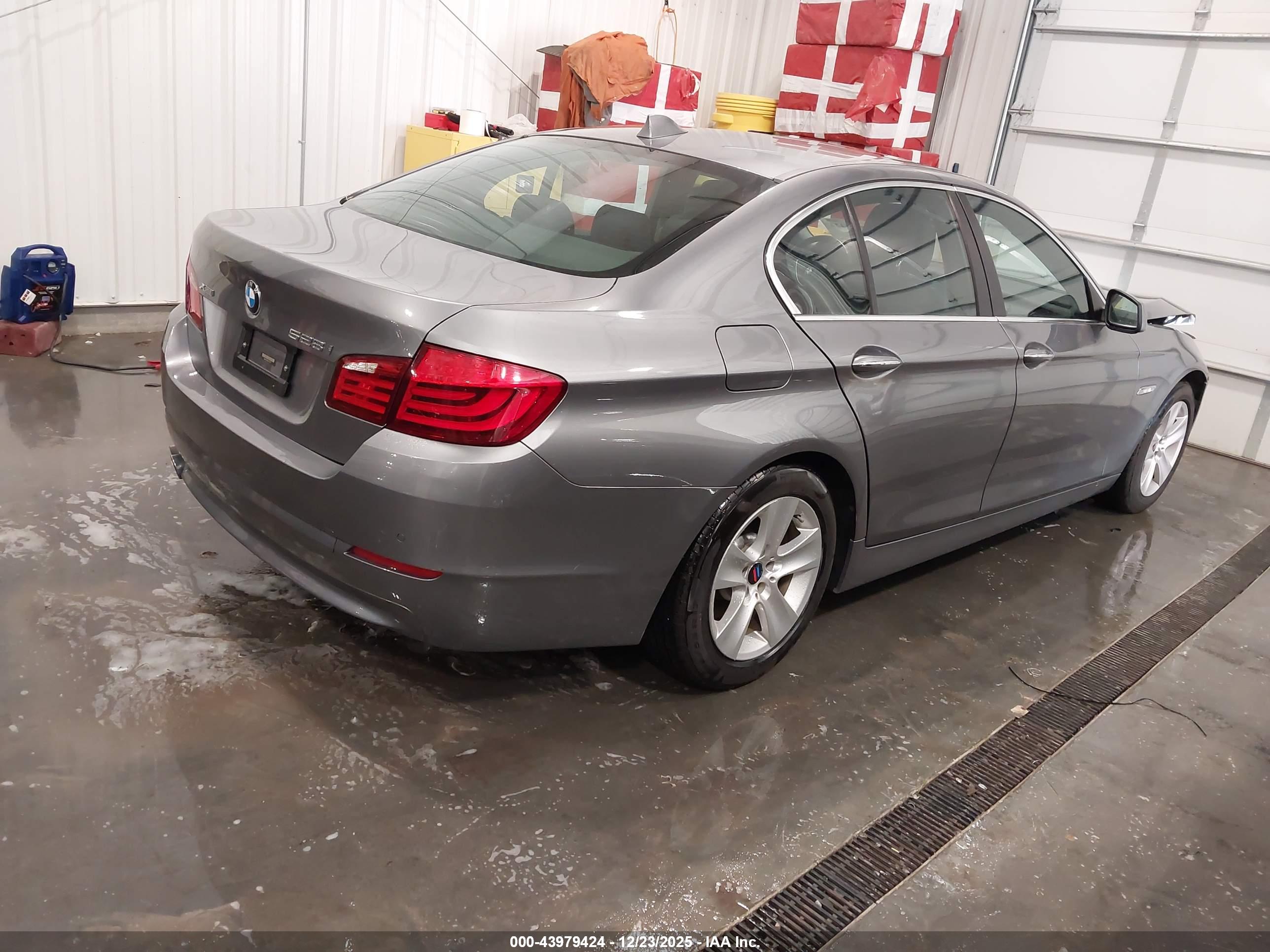 BMW 528I image 4