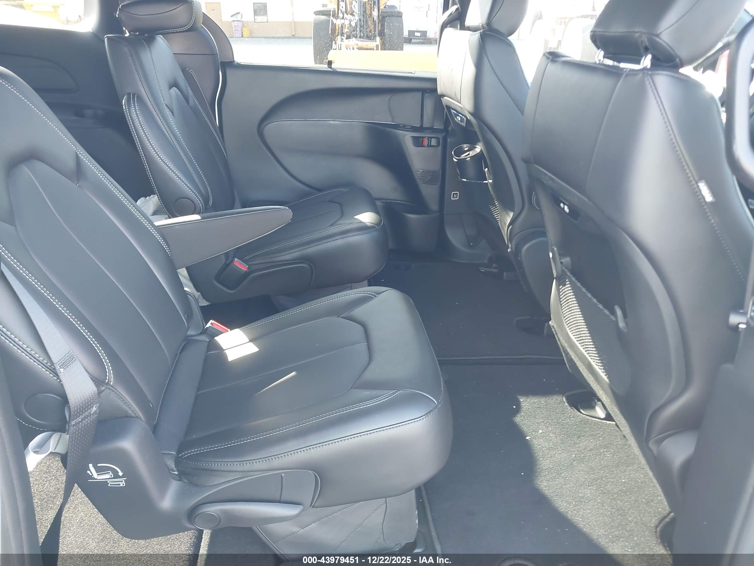 CHRYSLER PACIFICA image 8