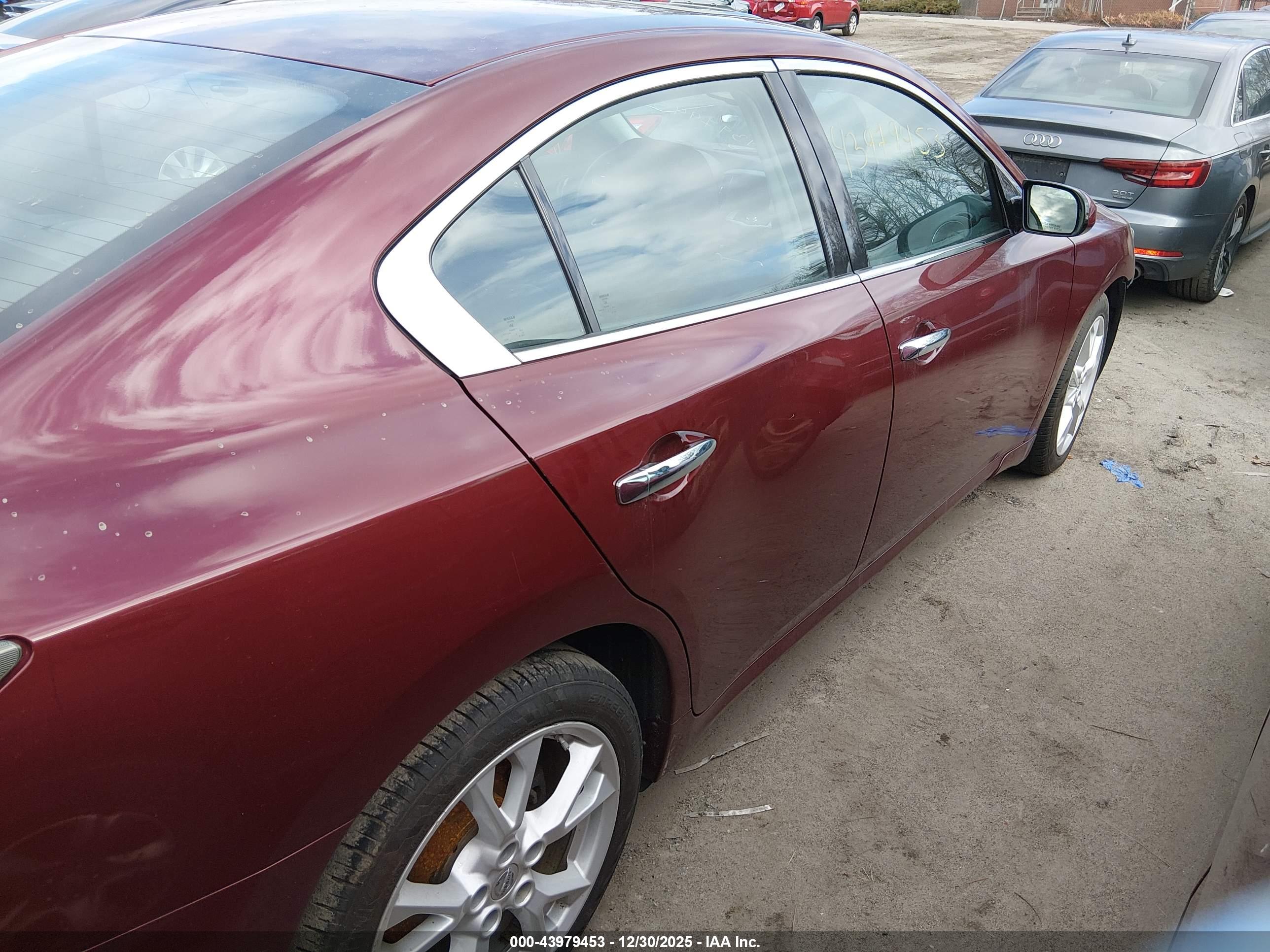 NISSAN MAXIMA image 4