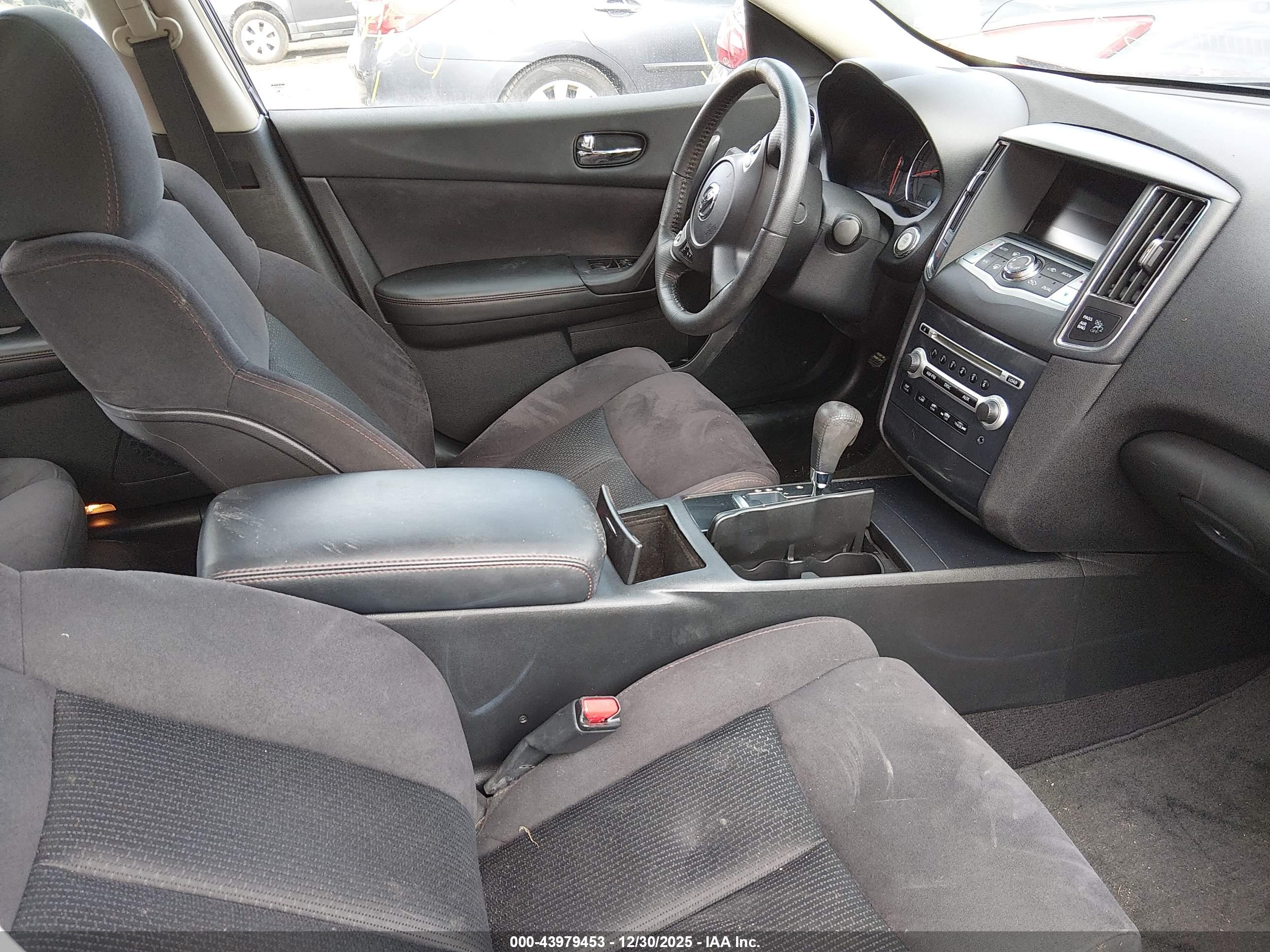 NISSAN MAXIMA image 5