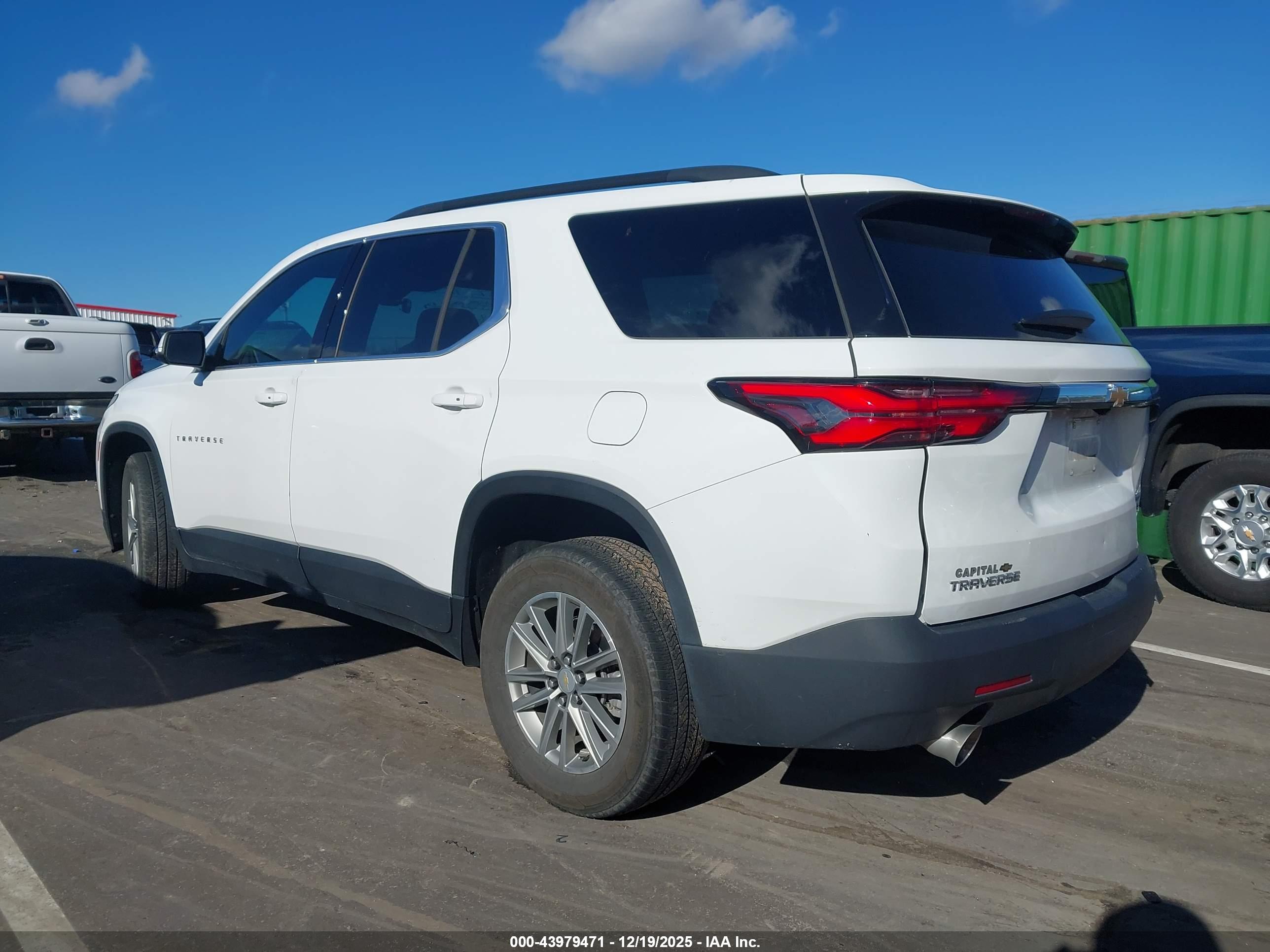 CHEVROLET TRAVERSE image 3