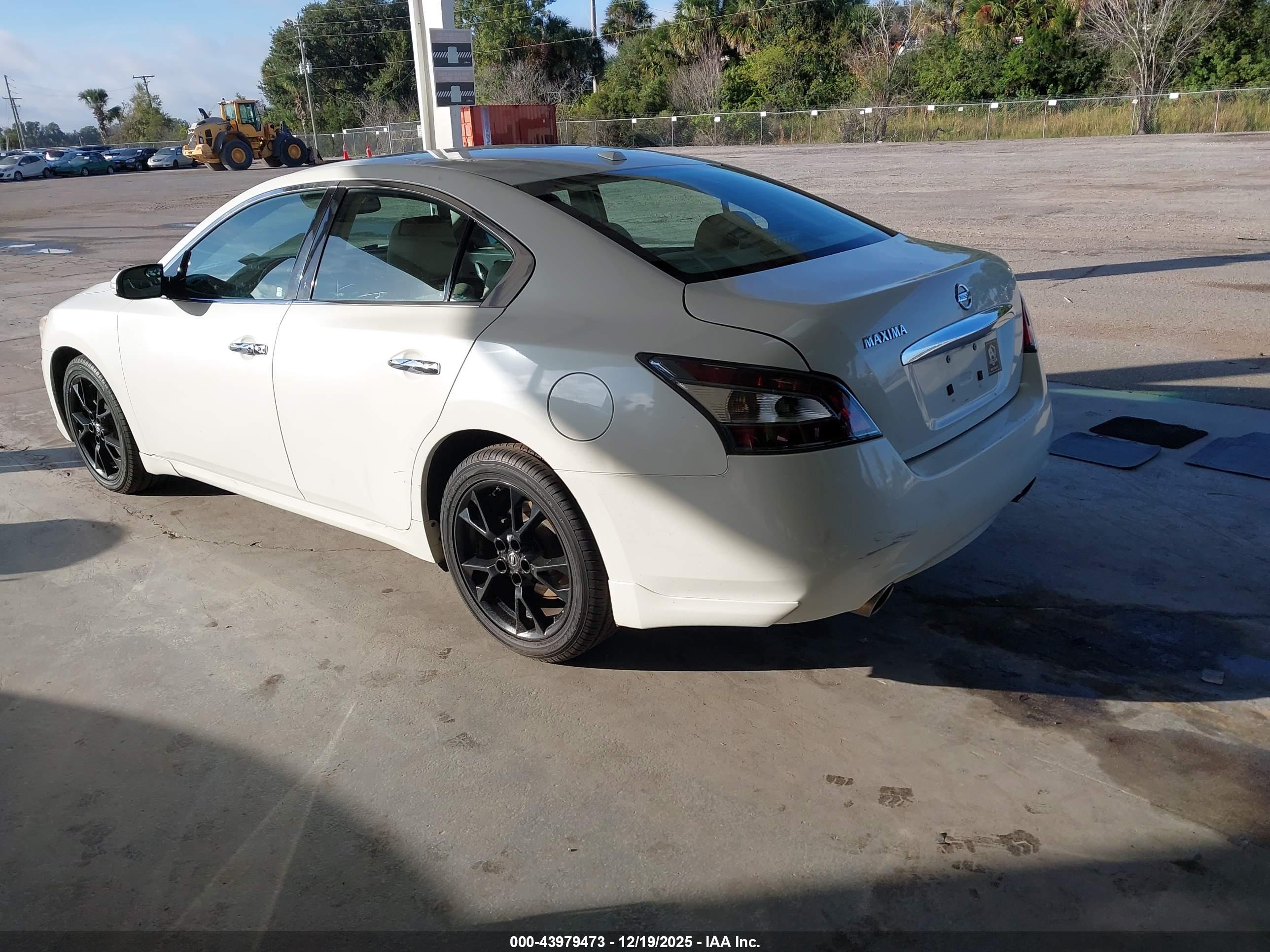 NISSAN MAXIMA image 3
