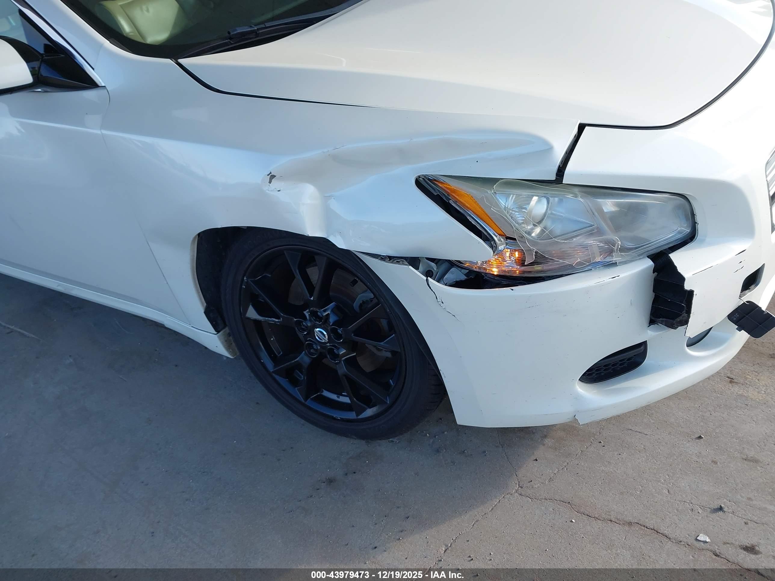 NISSAN MAXIMA image 6