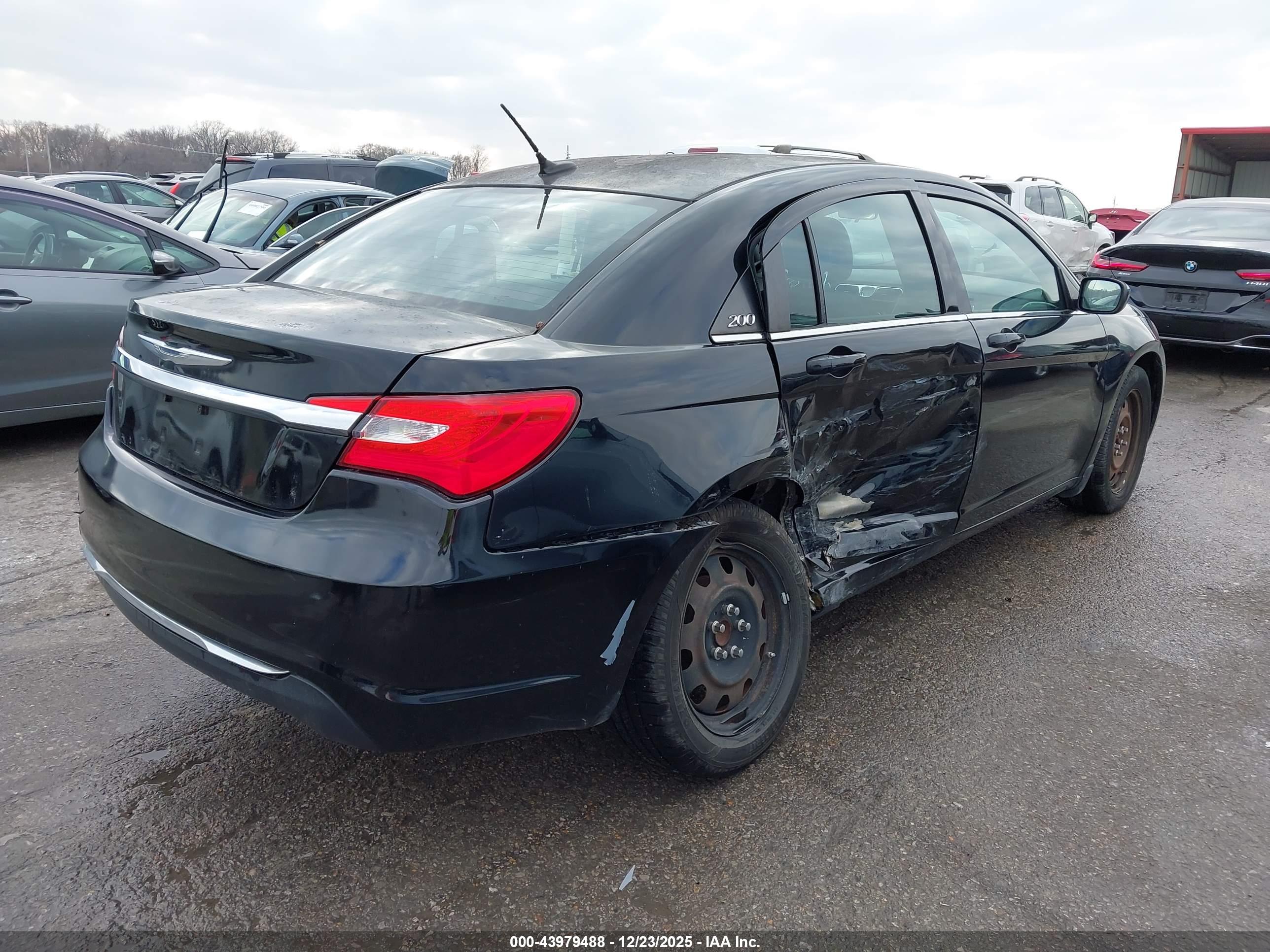 CHRYSLER 200 image 4