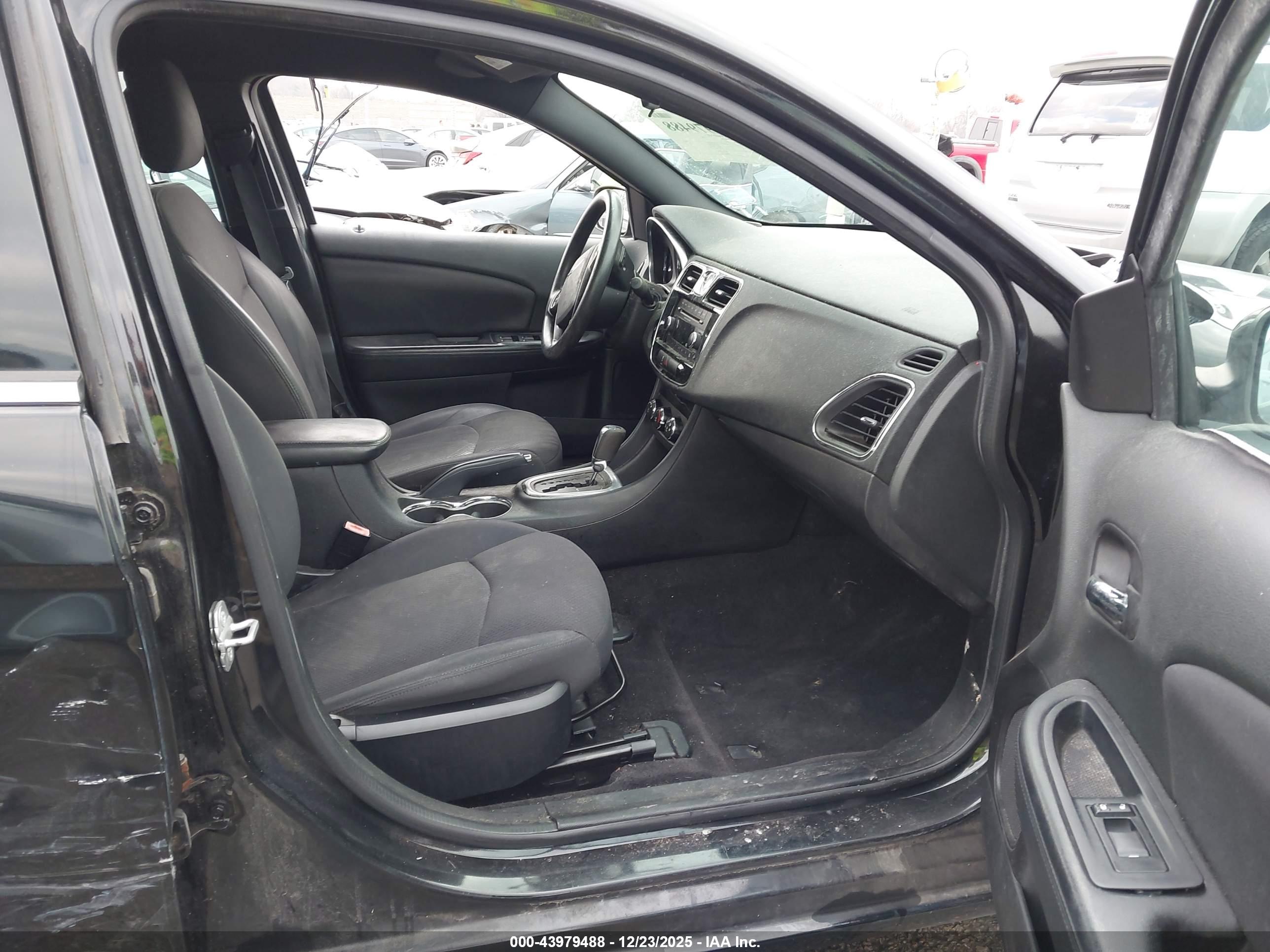 CHRYSLER 200 image 5