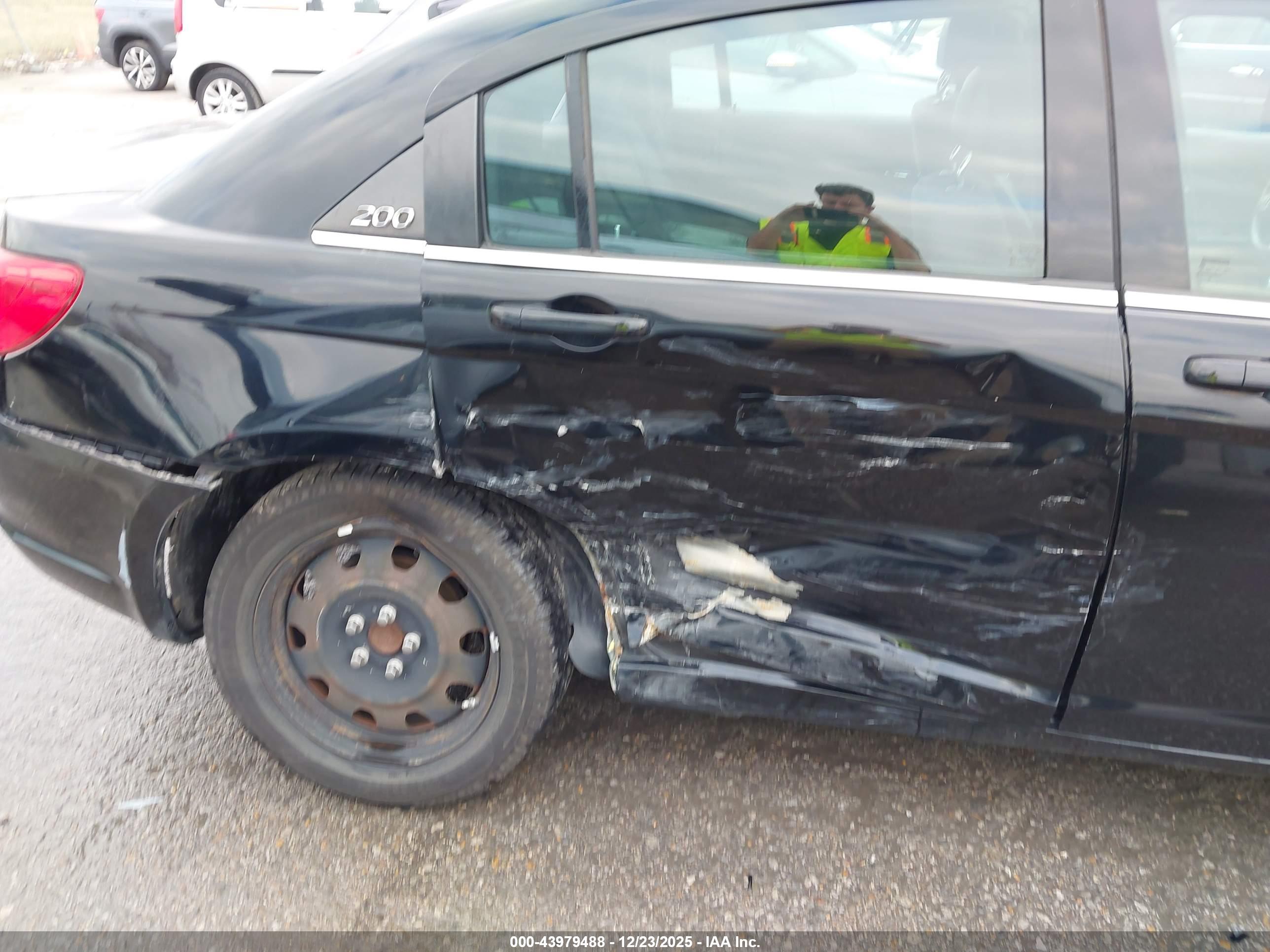 CHRYSLER 200 image 6