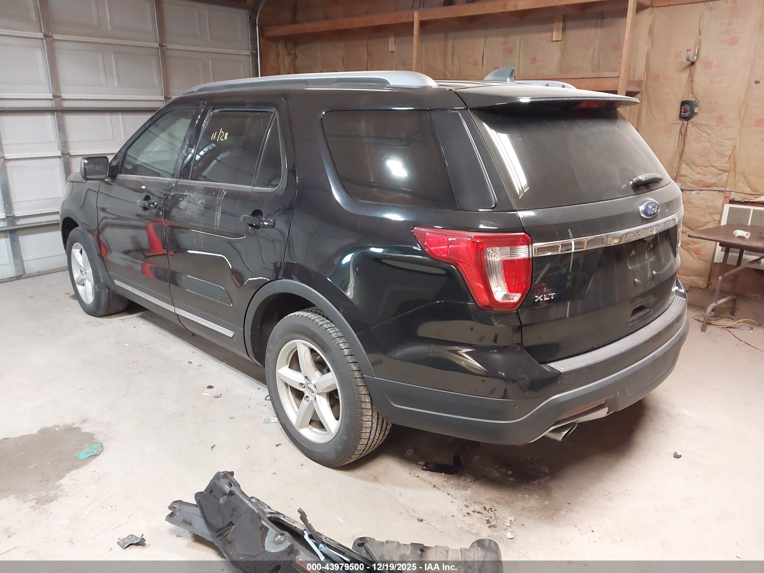 FORD EXPLORER image 3