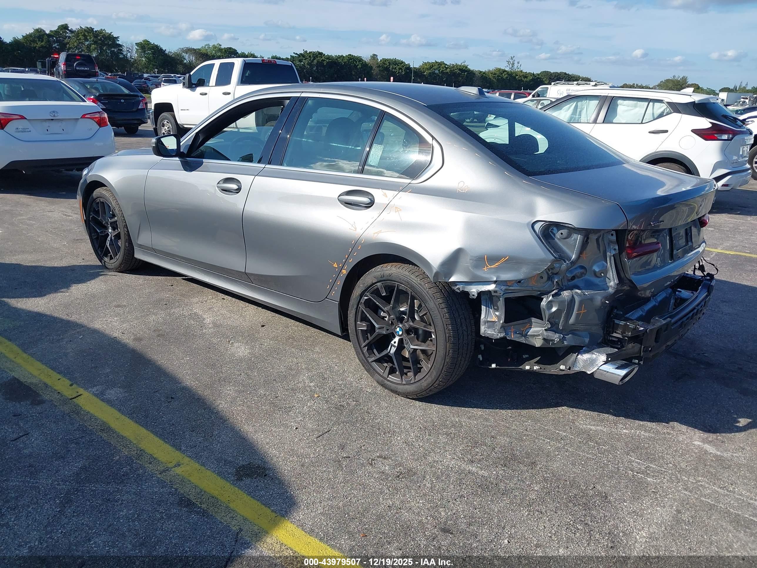 BMW 330I image 3