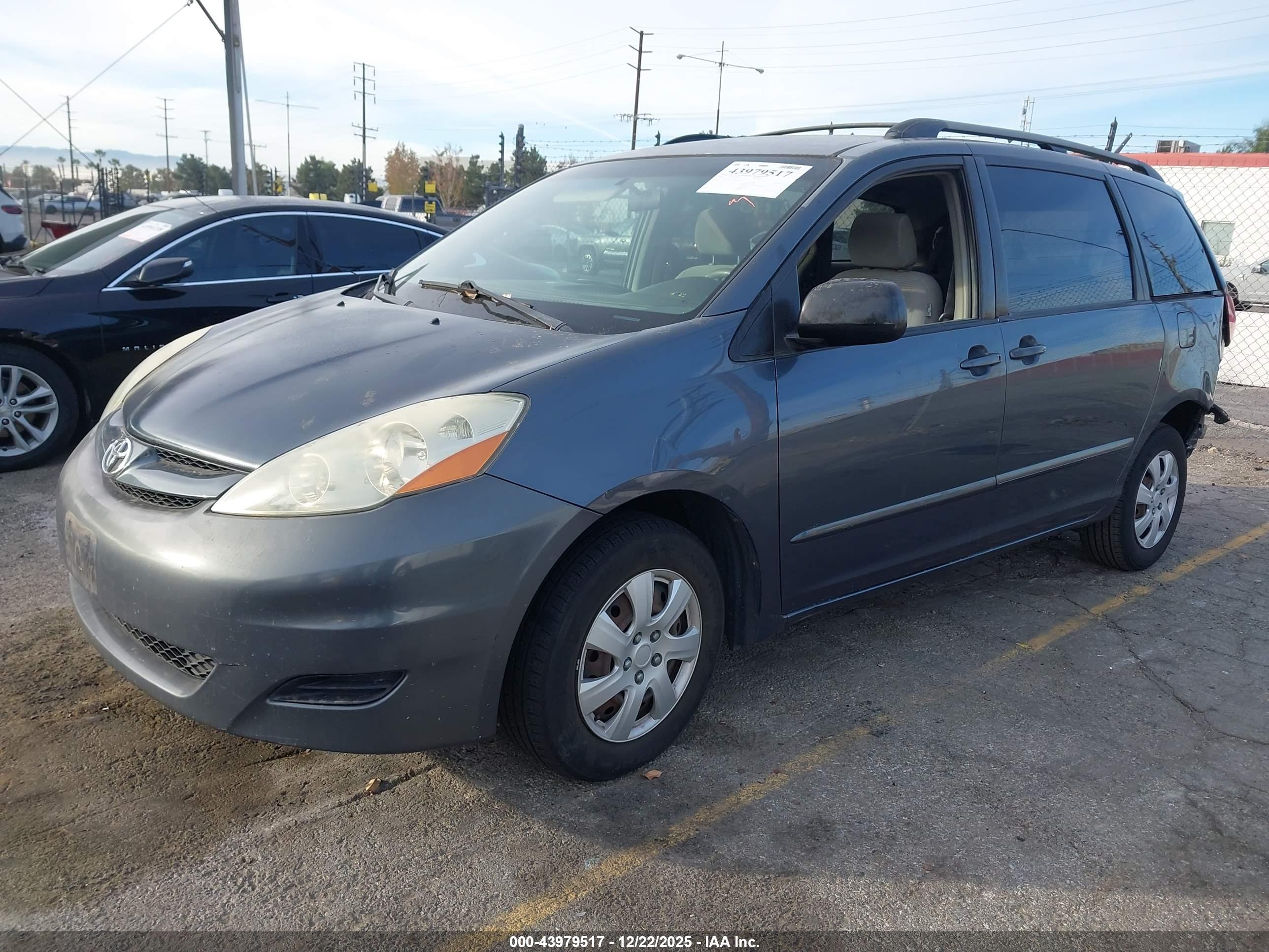 TOYOTA SIENNA image 2